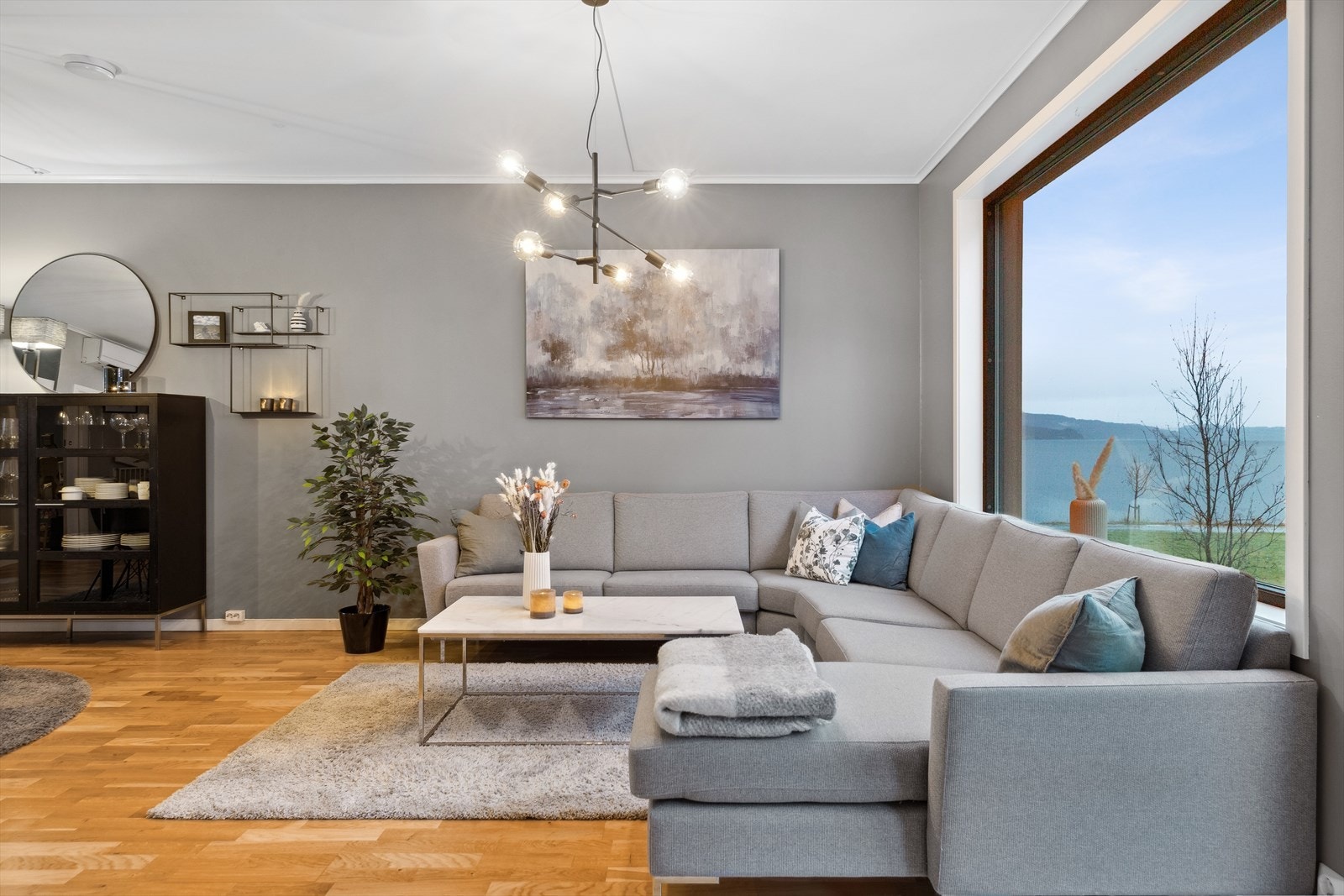 Den åpne løsningen gir fint dagslys i begge ender. Galleribilde