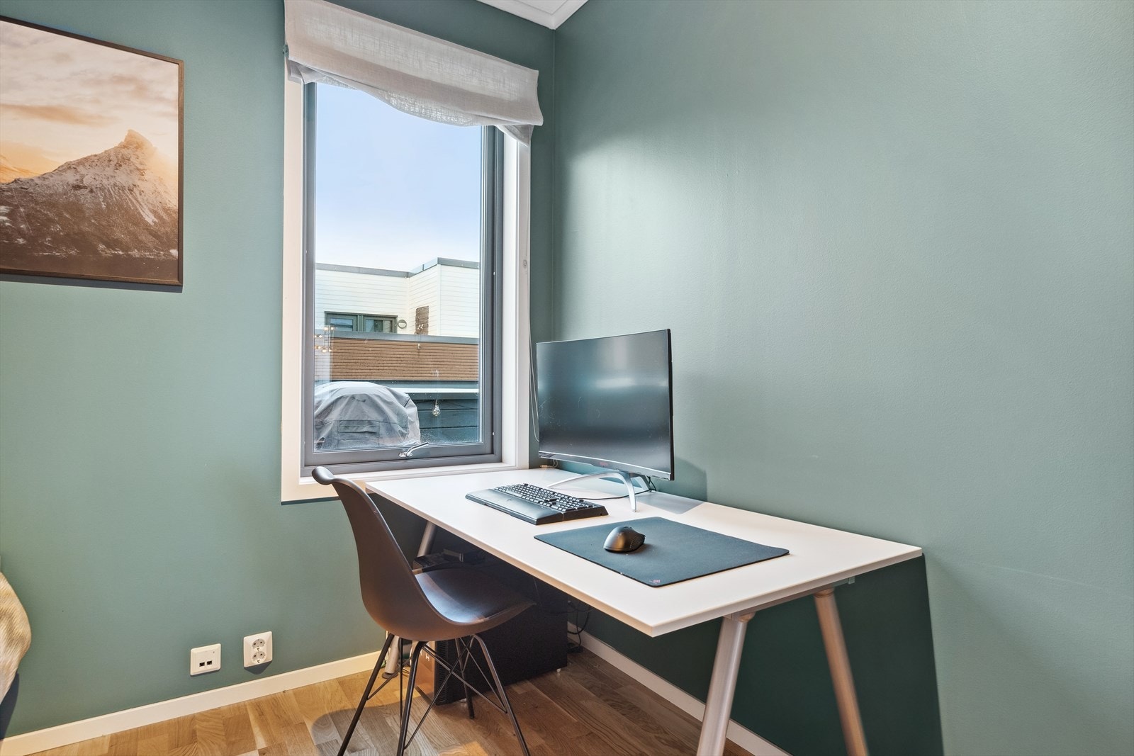 Hver av rommene har god plass til møbler som arbeidsbord eller kommode, i tillegg til seng. Galleribilde