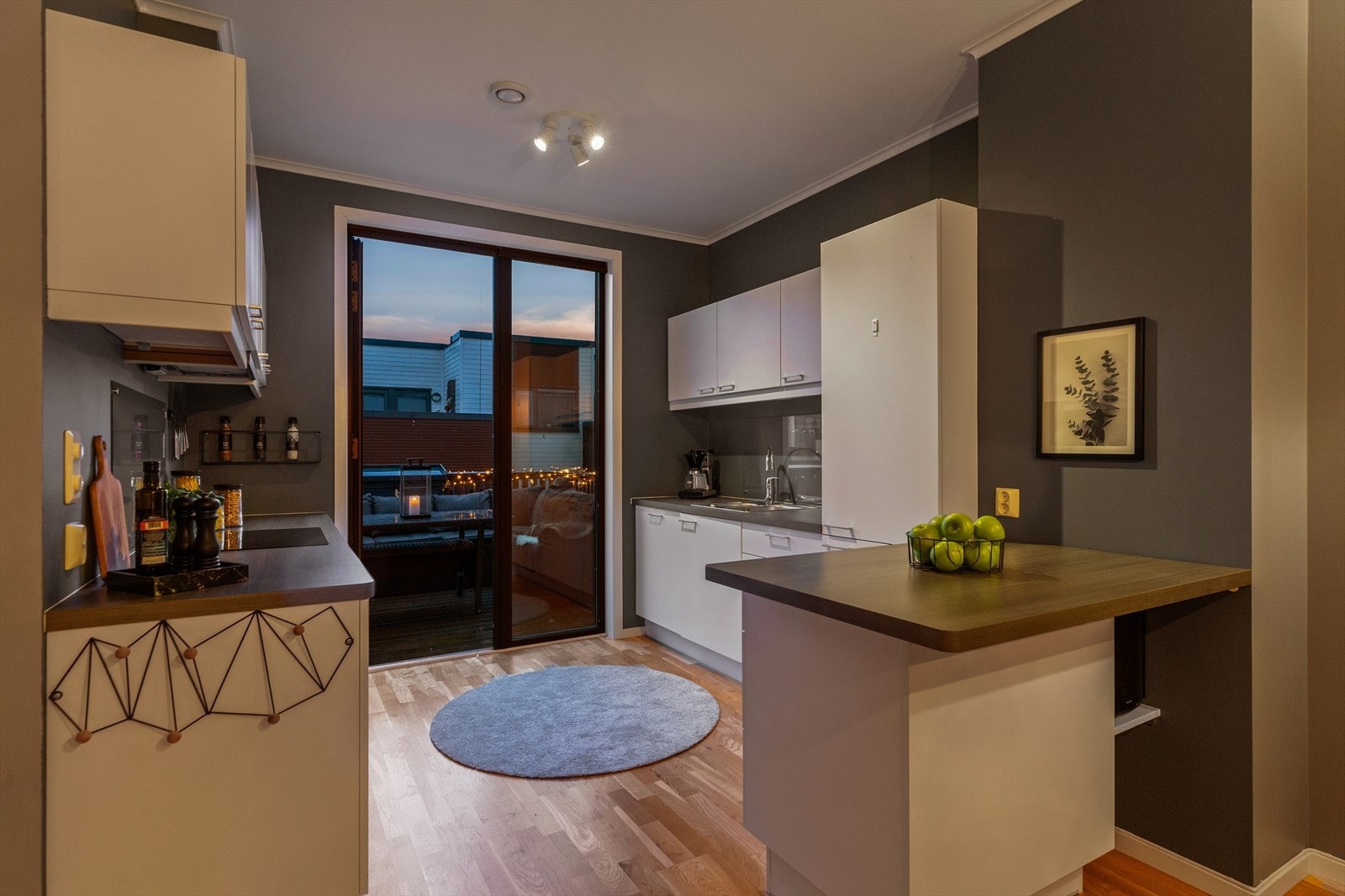 Alle hvitevarer er integrert og består av koketopp, stekeovn, oppvaskmaskin og kjøl/frys. Galleribilde