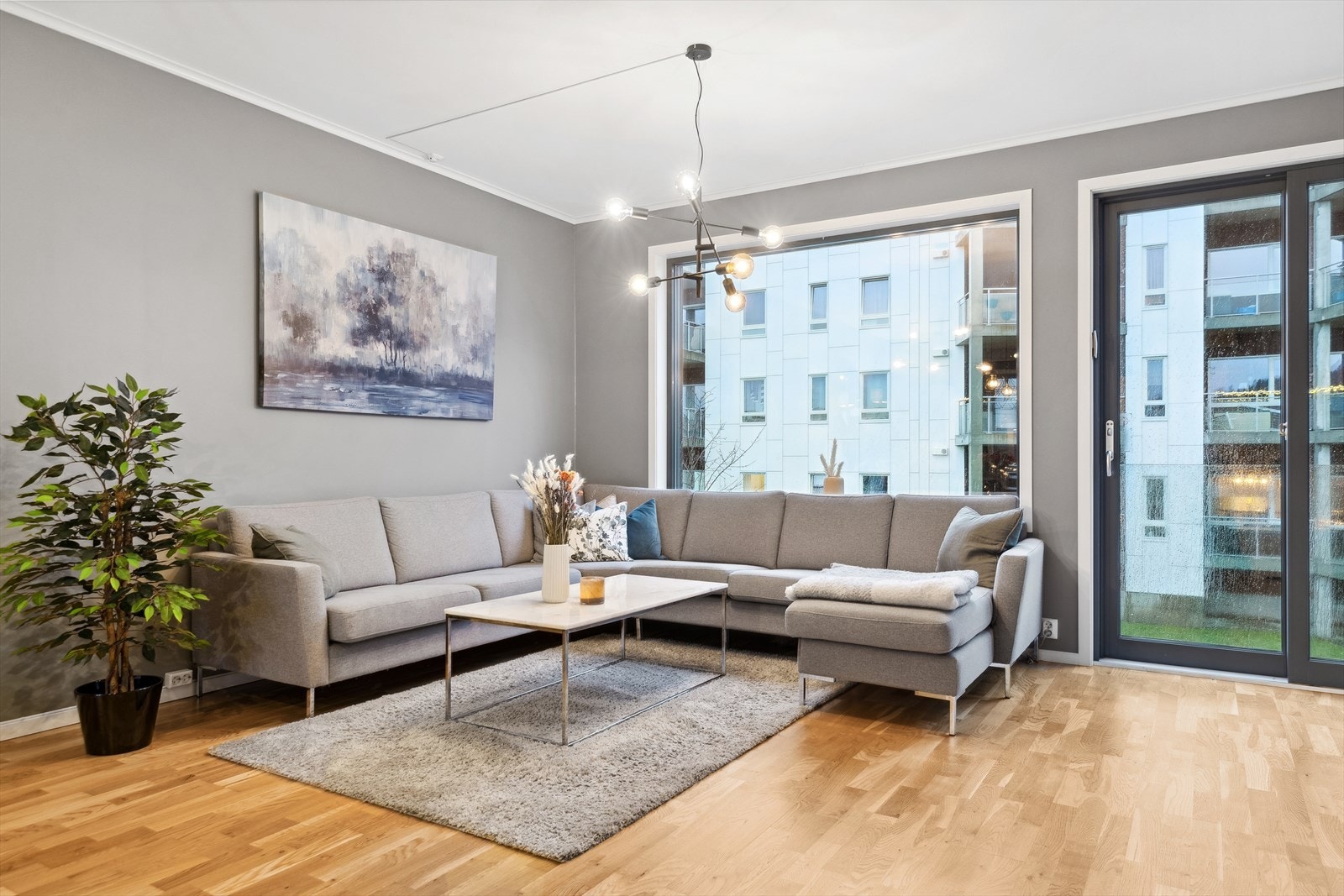 Stuen har skyvedør mot fransk balkong. Galleribilde