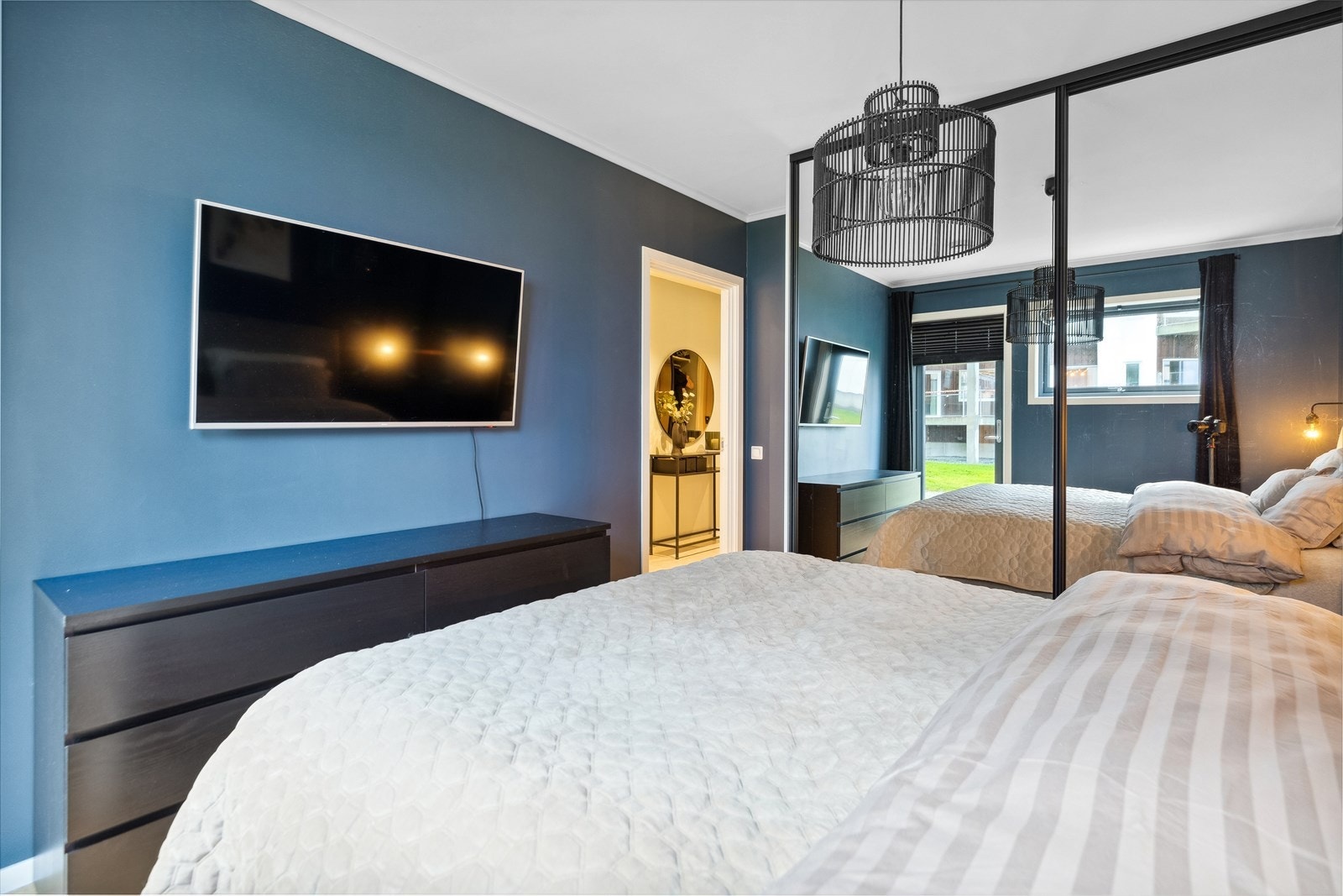 Hovedsoverommet ligger i første etasje og her er det skyvedørsgarderobe og utgang til markterrasse. Galleribilde