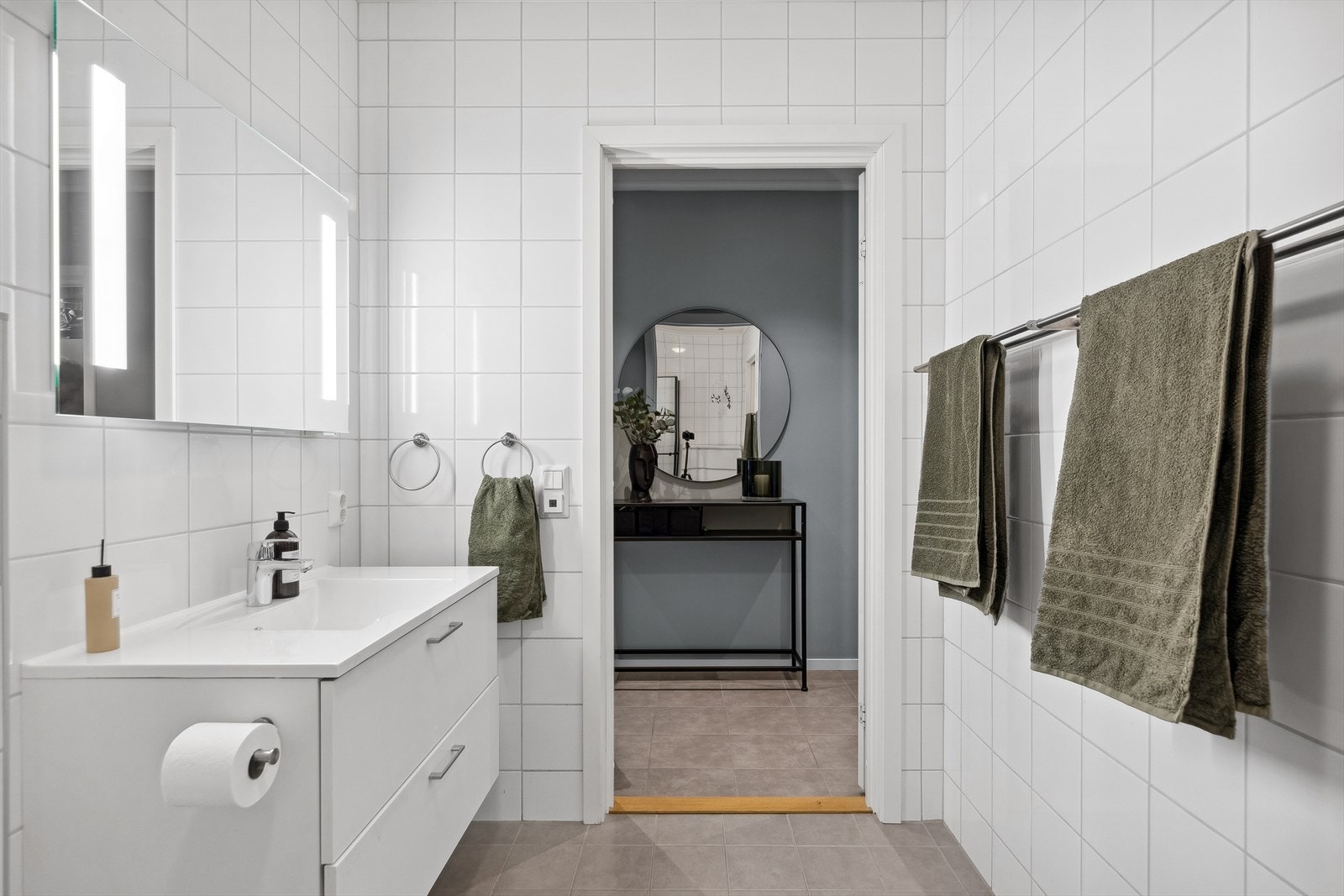 Vegger og gulv er flislagt og det er selvfølgelig gulvvarme. Galleribilde