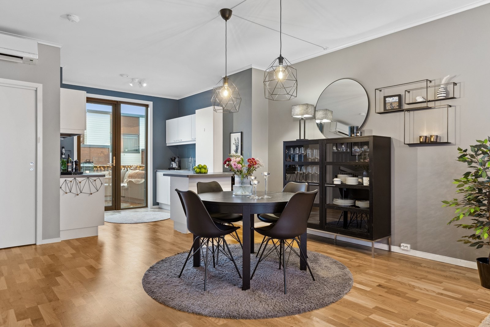 Med unntak av ett soverom består andre etasje av et sosialt rom med stue og kjøkken i ett. Galleribilde