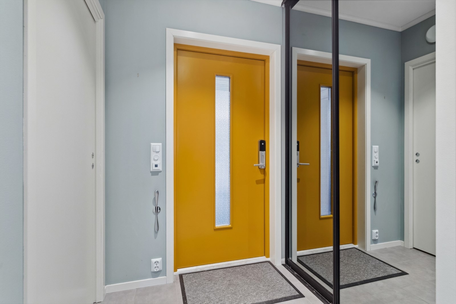 Entreen har skyvedørsgarderobe og adkomst til en bod på ca. 2,5 kvm. Galleribilde