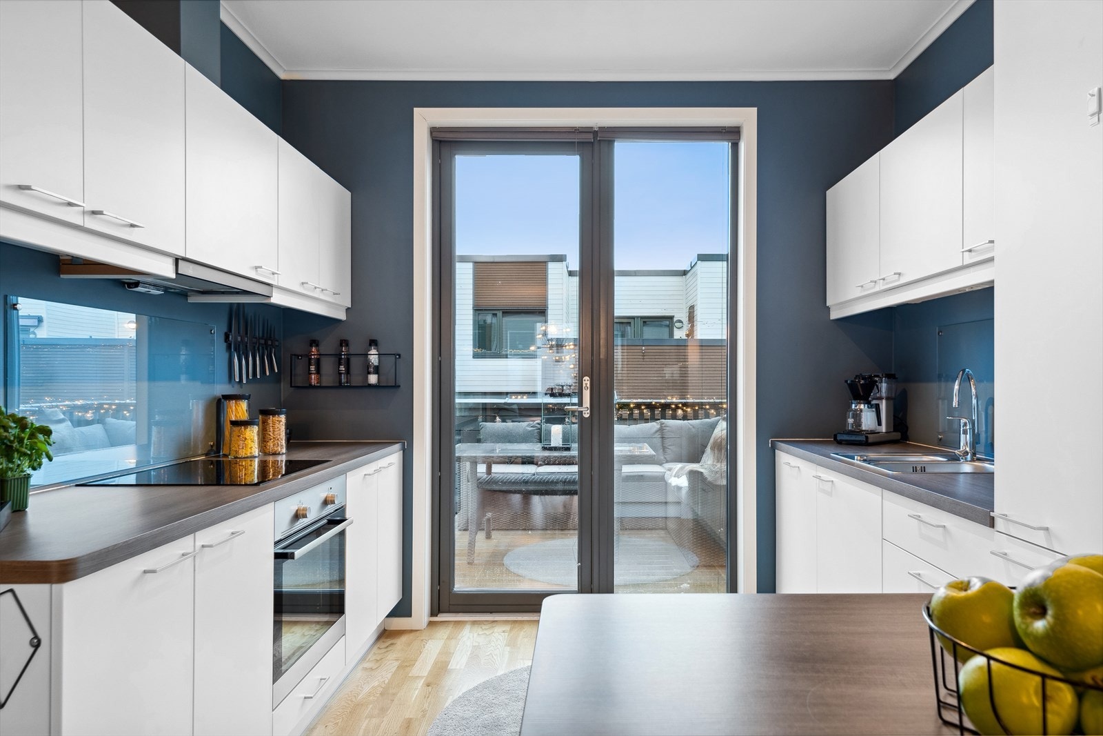 Fra kjøkkenet er det en tilnærmet sømløs overgang til balkongen utenfor. Galleribilde