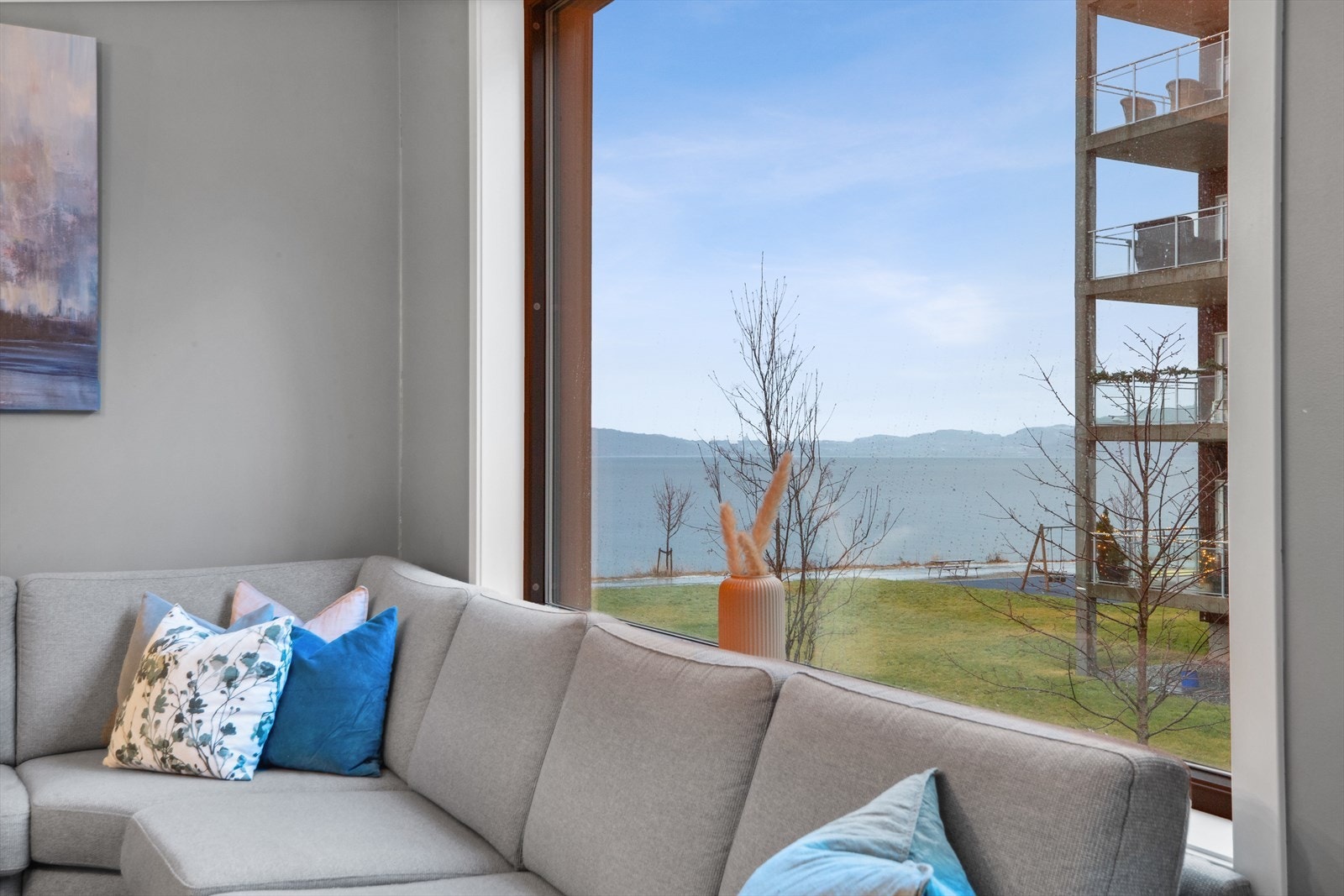 Fra det store stuevinduet har man sjøutsikt. Galleribilde