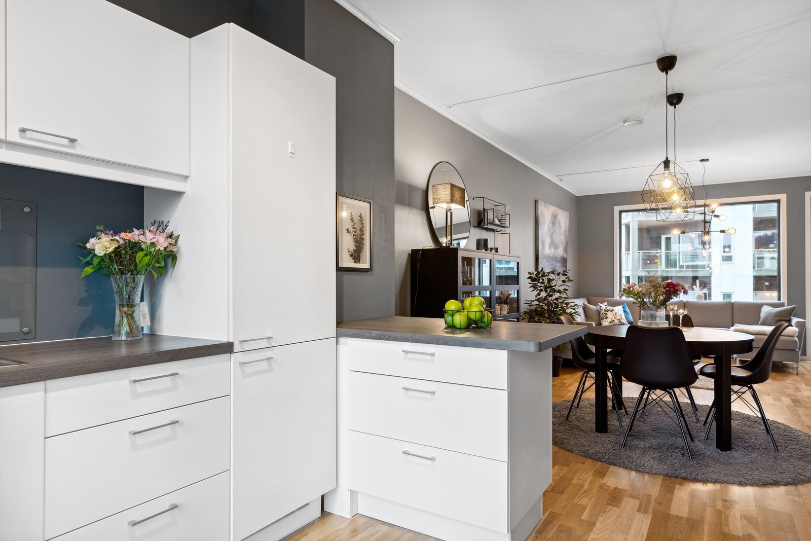 Som en fin avgrensing mot stuen har kjøkkenet en snerten barløsning. Galleribilde