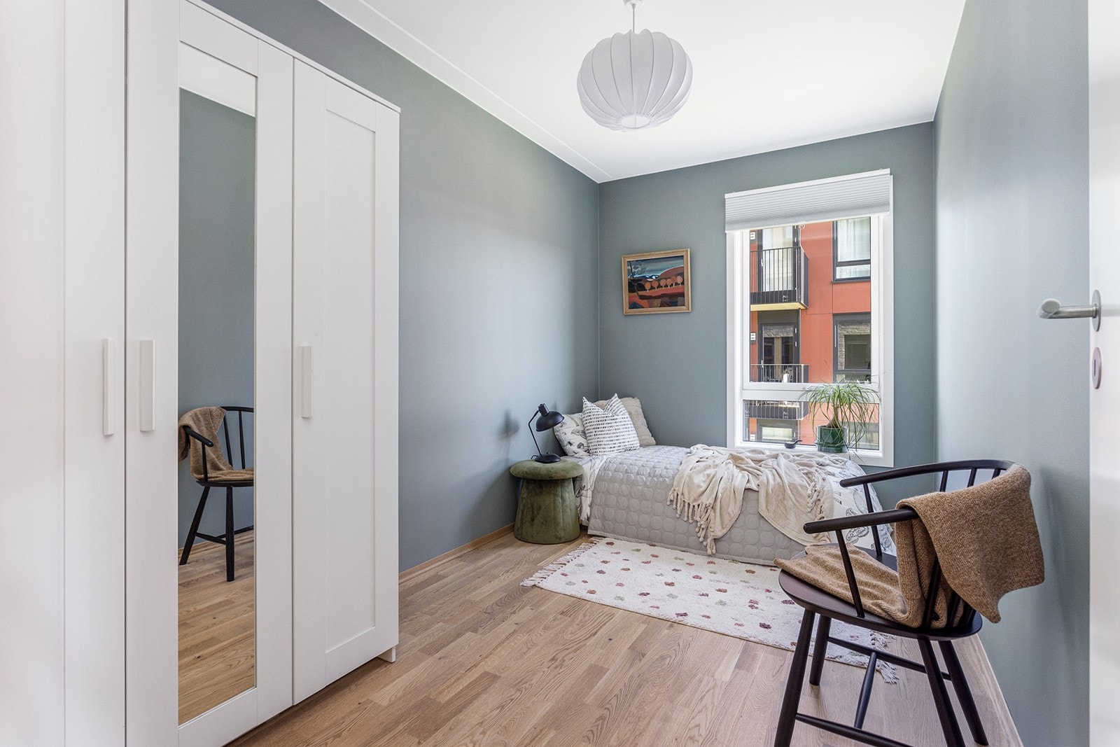 Soverom 2 - Plass til seng, pult og garderobe. Passer godt som barne-/gjesterom, kontor eller kombinasjon. Galleribilde