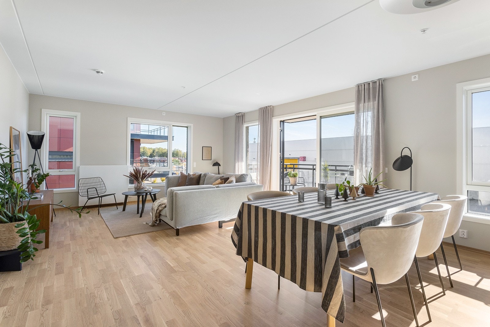 Leiligheten ligger i hjørnet av bygget og har rikelig med naturlig lys fra store vindusflater og skyvedør. Galleribilde