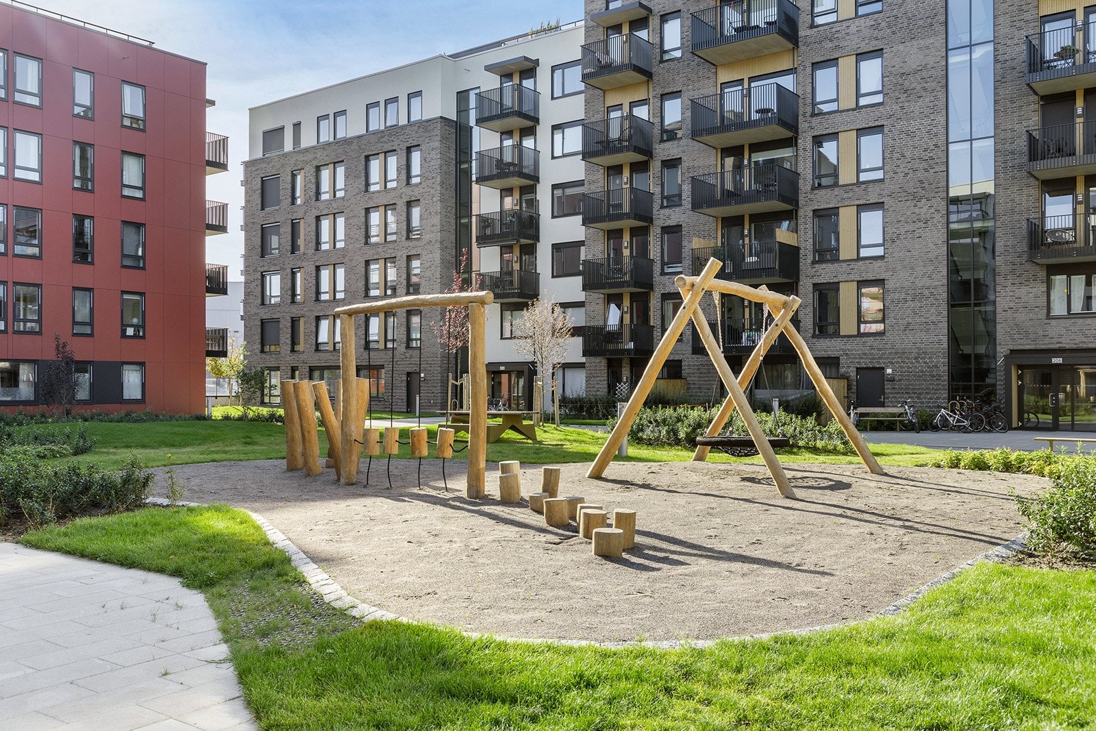 Pent opparbeidet gårdsrom med store grøntarealer, sittegrupper, stier og lekeplasser. Området er bilfritt. Galleribilde