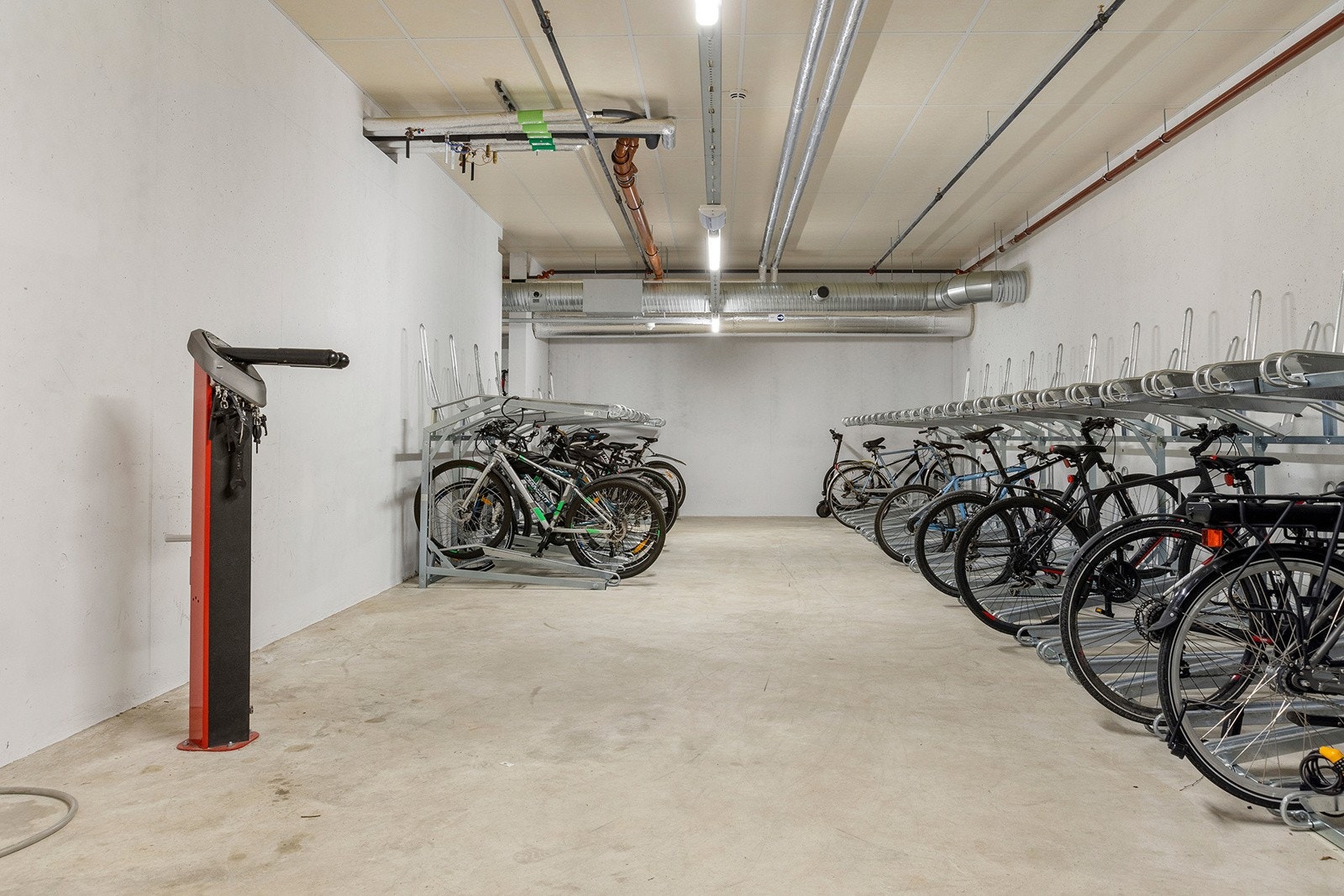 Felles sykkelparkering i borettslaget. Galleribilde
