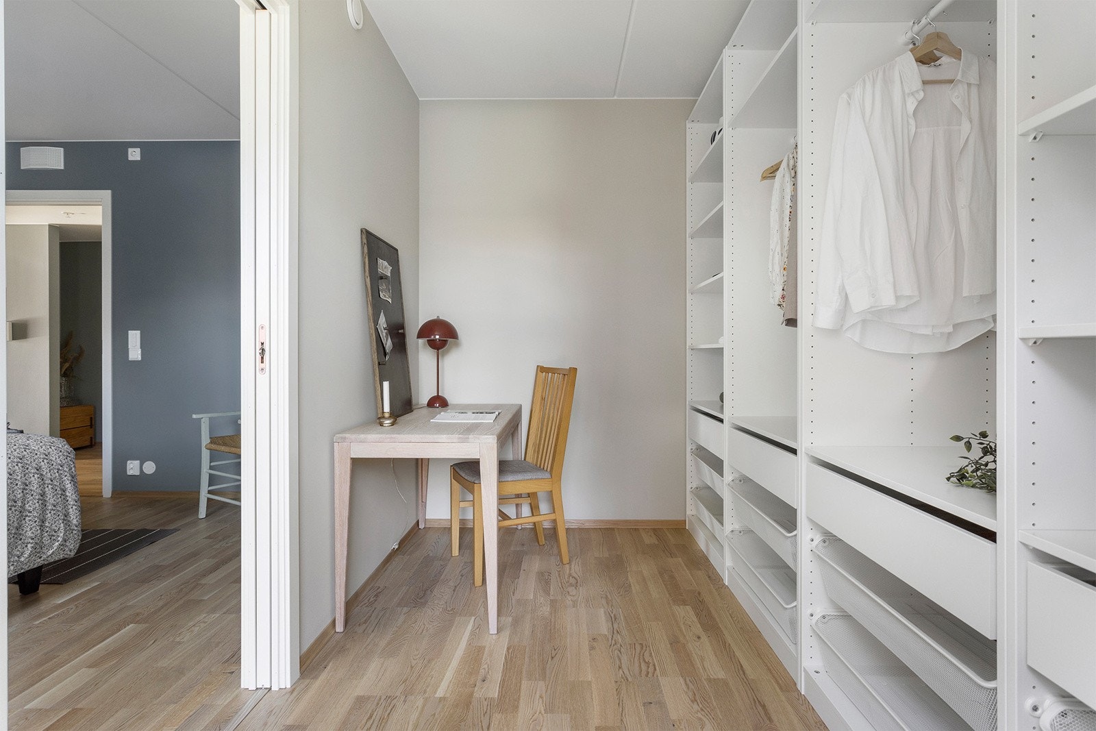 Walk-in-garderobe med kontorløsning. Galleribilde