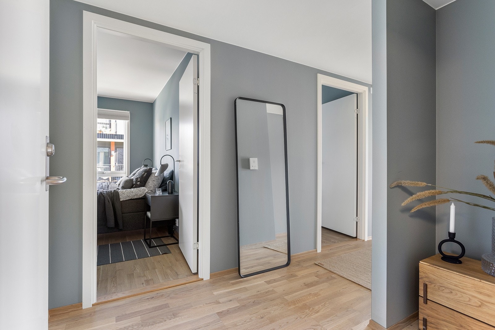 Innbydende entré/gang malt i delikat farge. Nisje for garderobeløsning og enkel tilgang til bod. Galleribilde