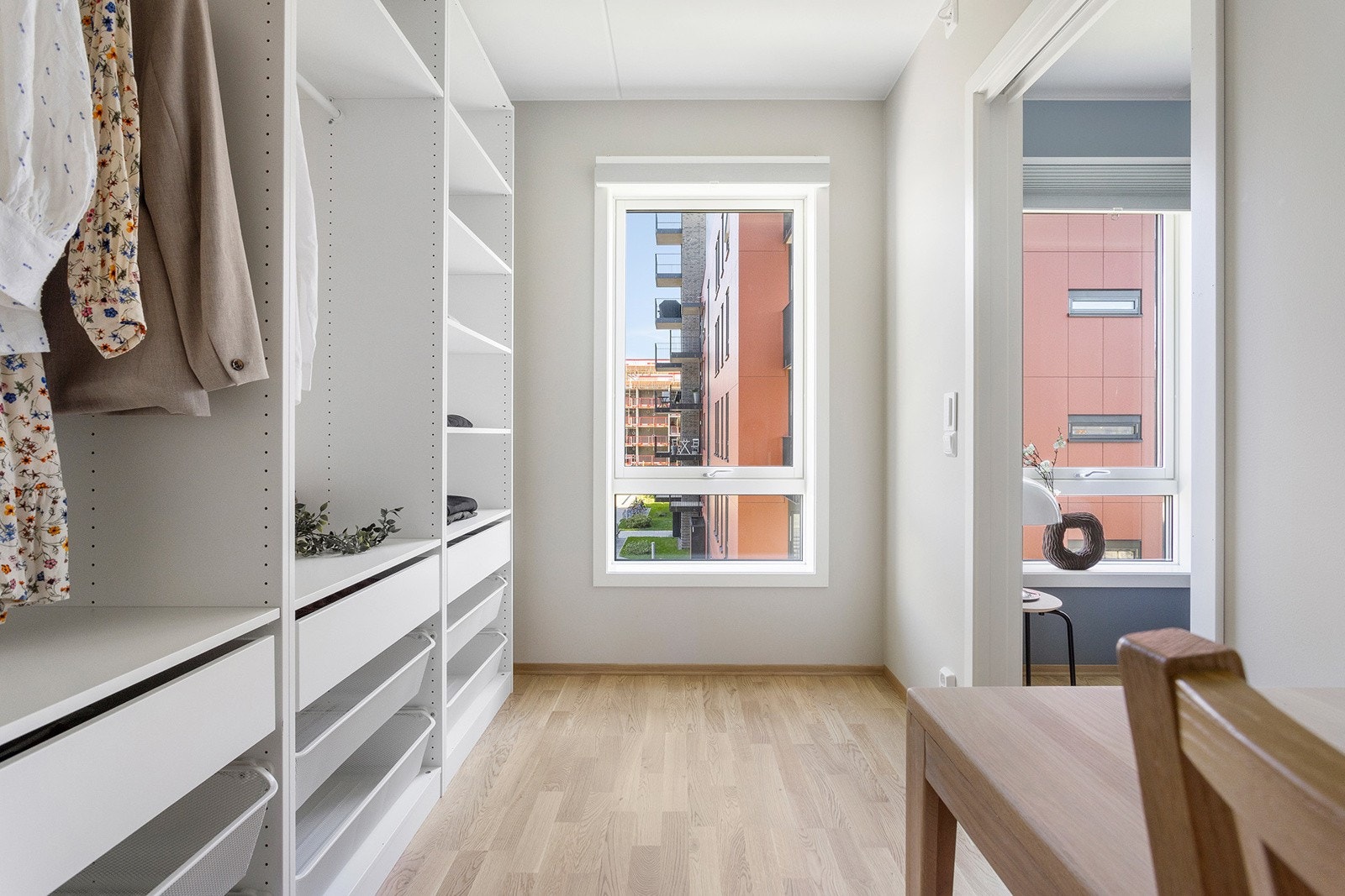 Hovedsoverommet har walk-in-garderobe med god oppbevaringsplass. Galleribilde