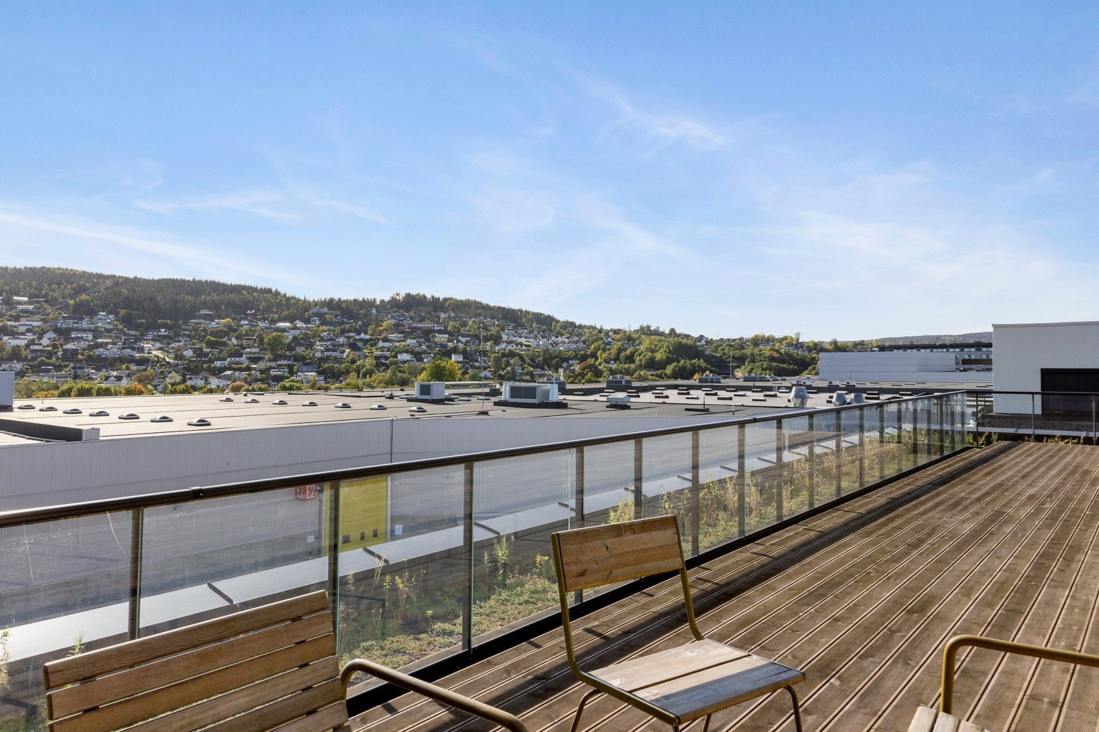 I borettslaget er det solrik, felles takterrasse med flott utsikt. Galleribilde
