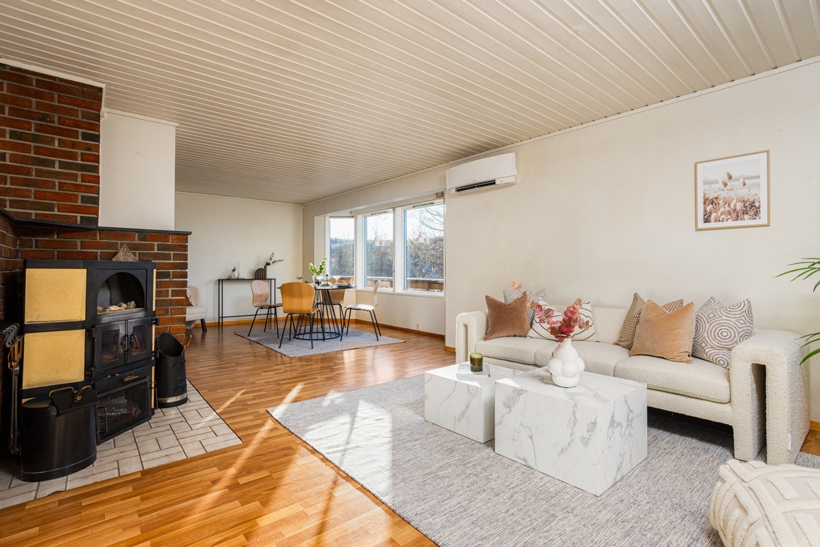 Romslig areal, naturlige soner og en god og varm peis. Galleribilde