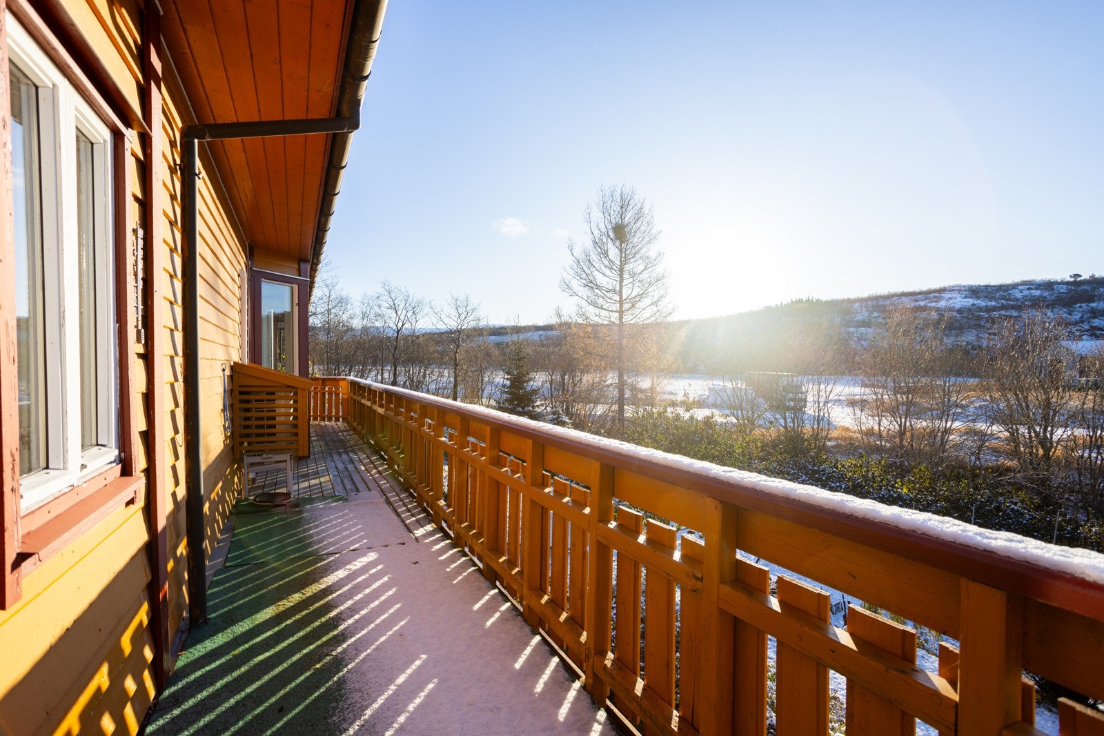 På framsiden har du en langstrakt sørvendt balkong med gode sol- og lysforhold. Galleribilde