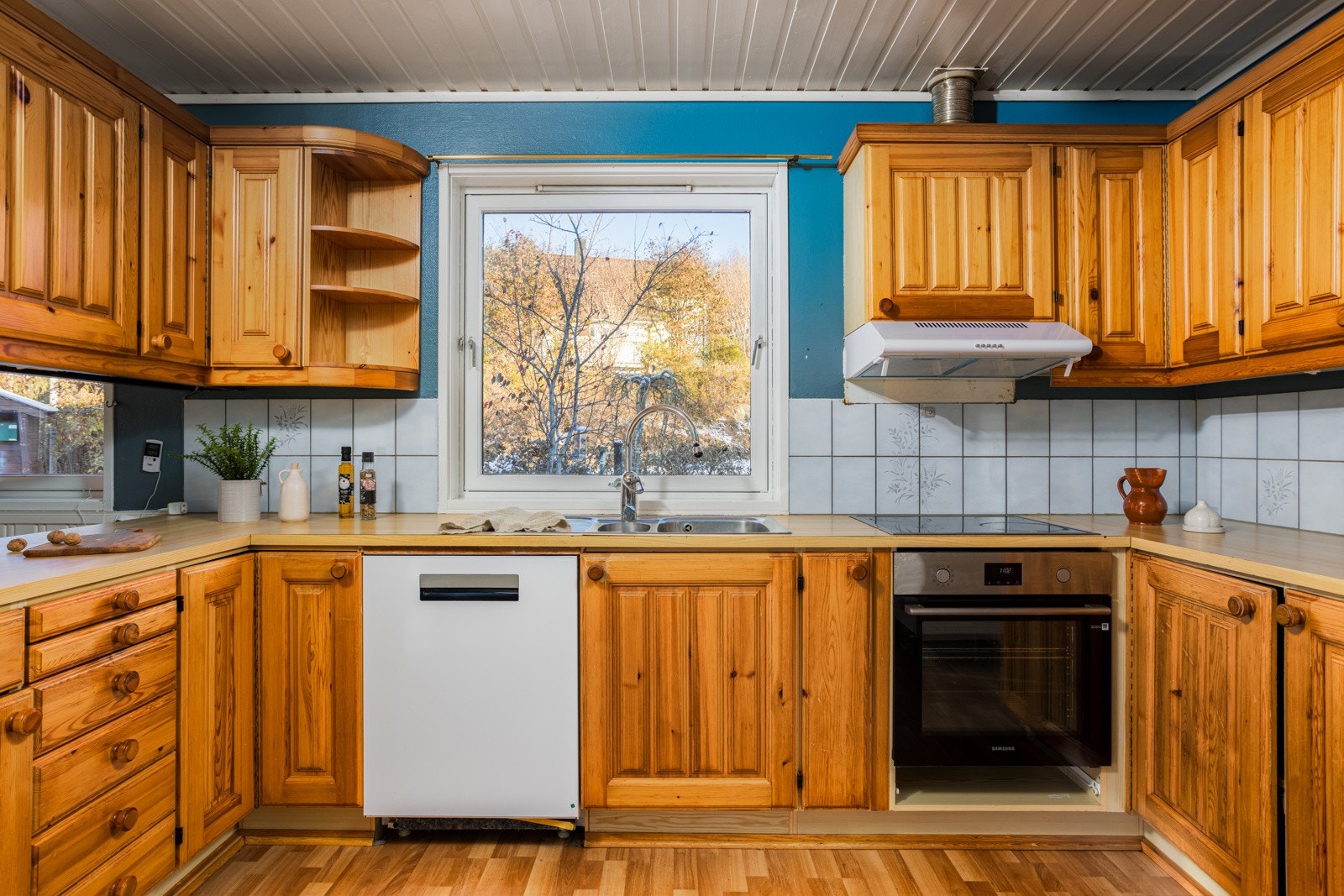 Innredningen er rikelig utbygd med over- og underskap. Galleribilde