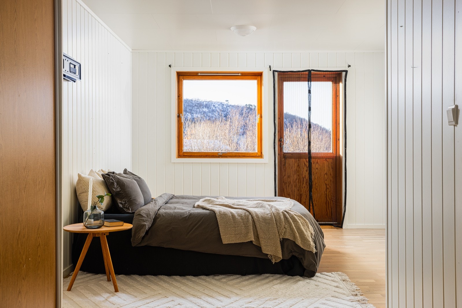 Egen utgang til balkong og gang som fører til badet. Galleribilde