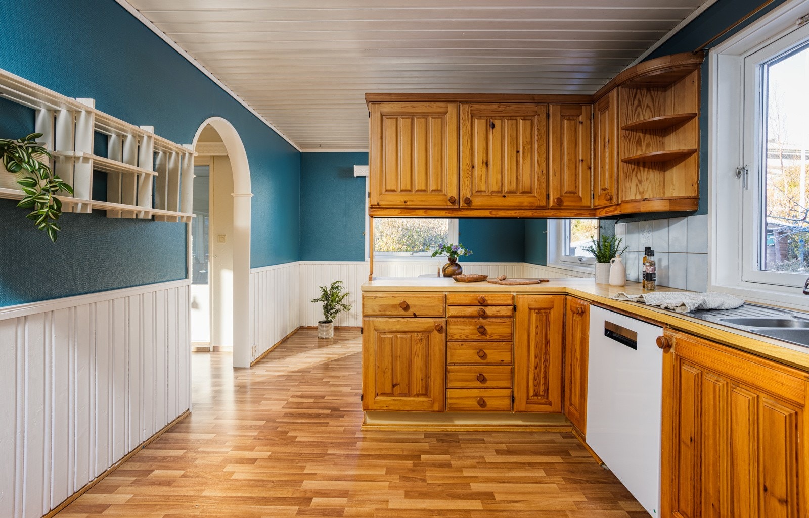 Kjøkkenet ligger i eget rom med adgang fra både stue og gang. Galleribilde