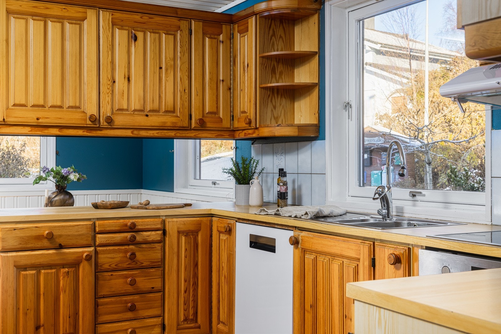 Praktisk kjøkkenhalvøy mot spisesone. Galleribilde