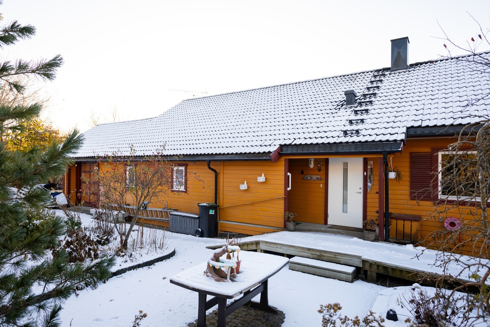 Garasje på 40 kvm. Inngangspartiet har rampe til ytterdør. Galleribilde