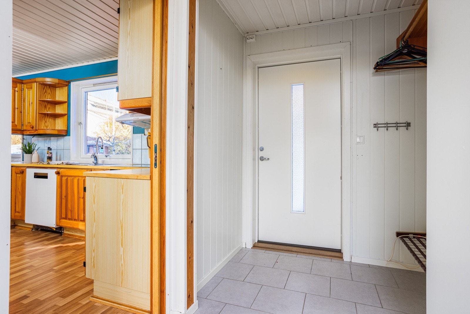 Innbydende og lys entre med godt rom for oppheng og skotøy. Galleribilde