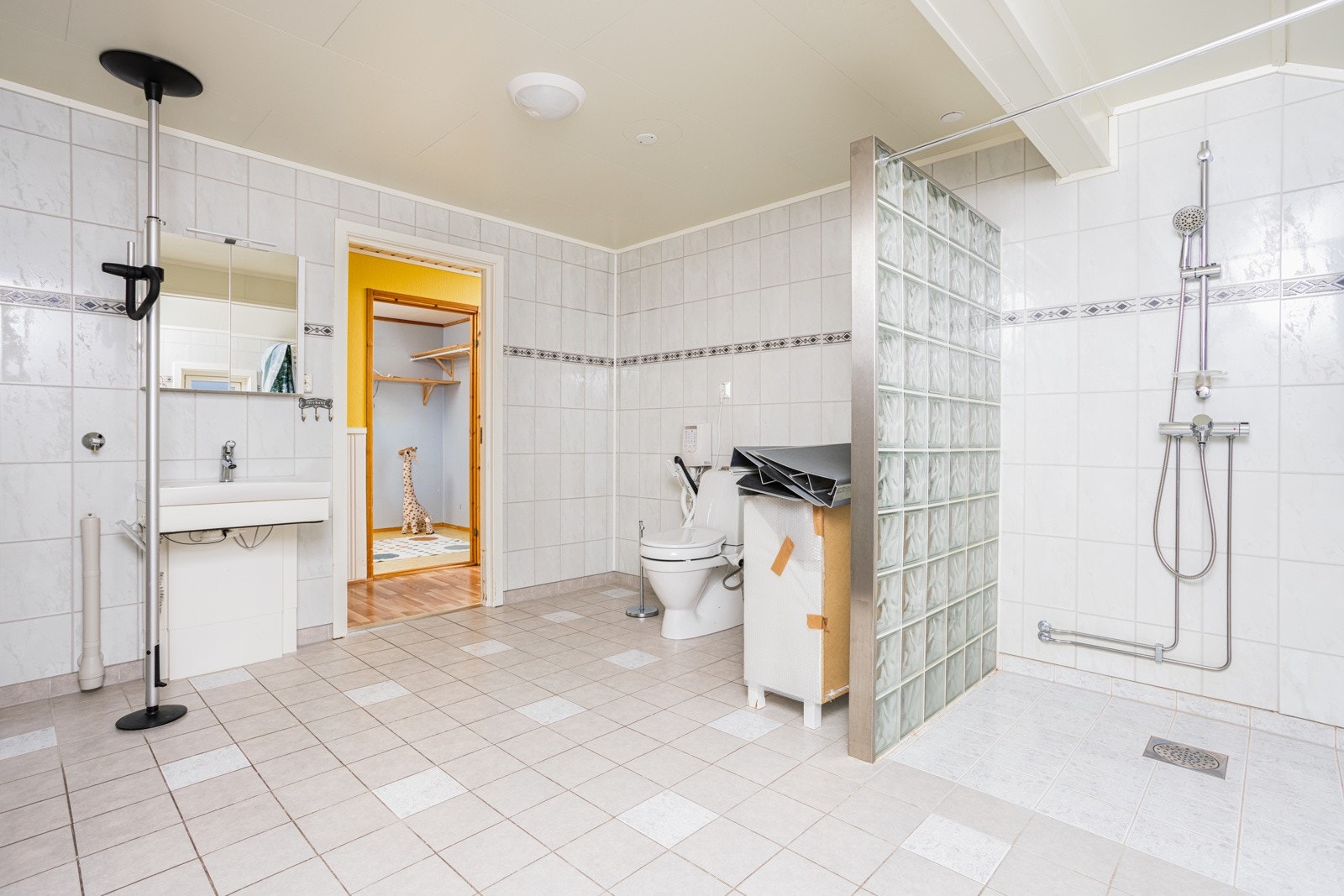 Baderommet ble renovert i 2015. Det romslige badet har en tidløs utstråling. Galleribilde