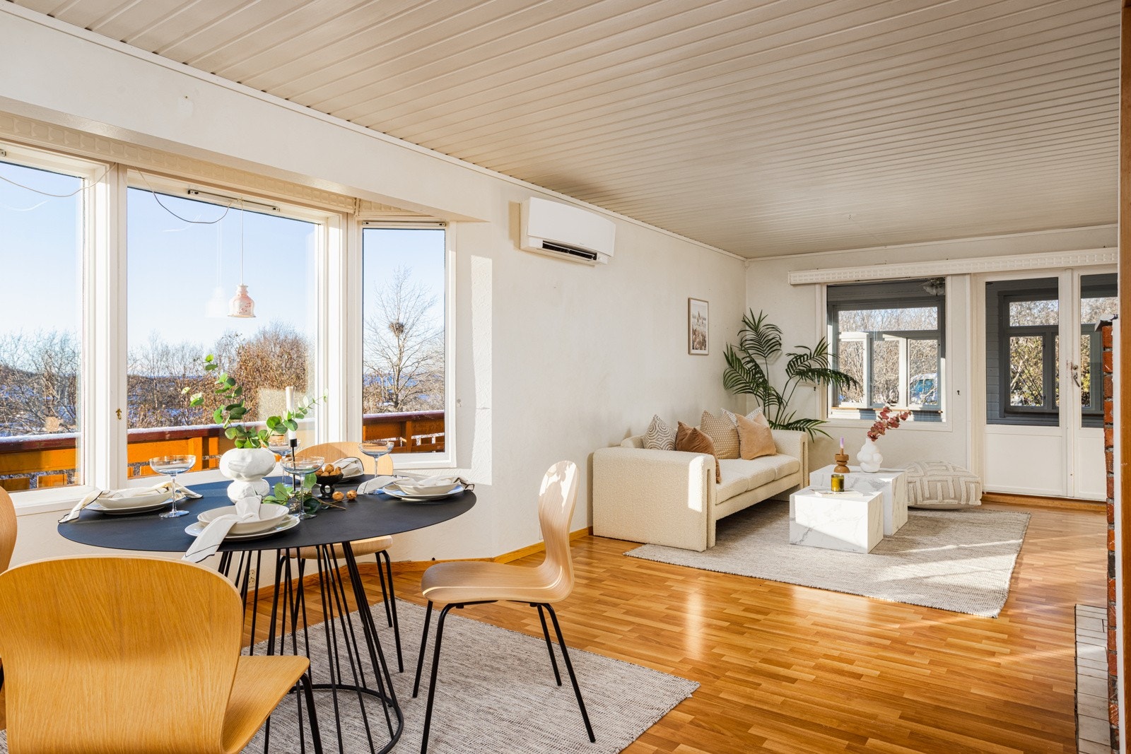 Velkommen til denne flotte familieboligen i Langbergveien 8! Galleribilde