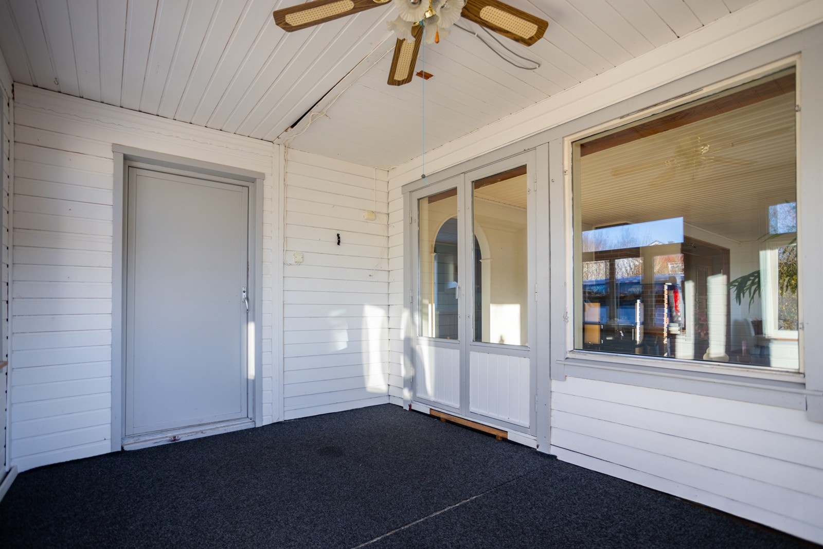 Herfra kommer du deg til begge sidene av boligen. Galleribilde