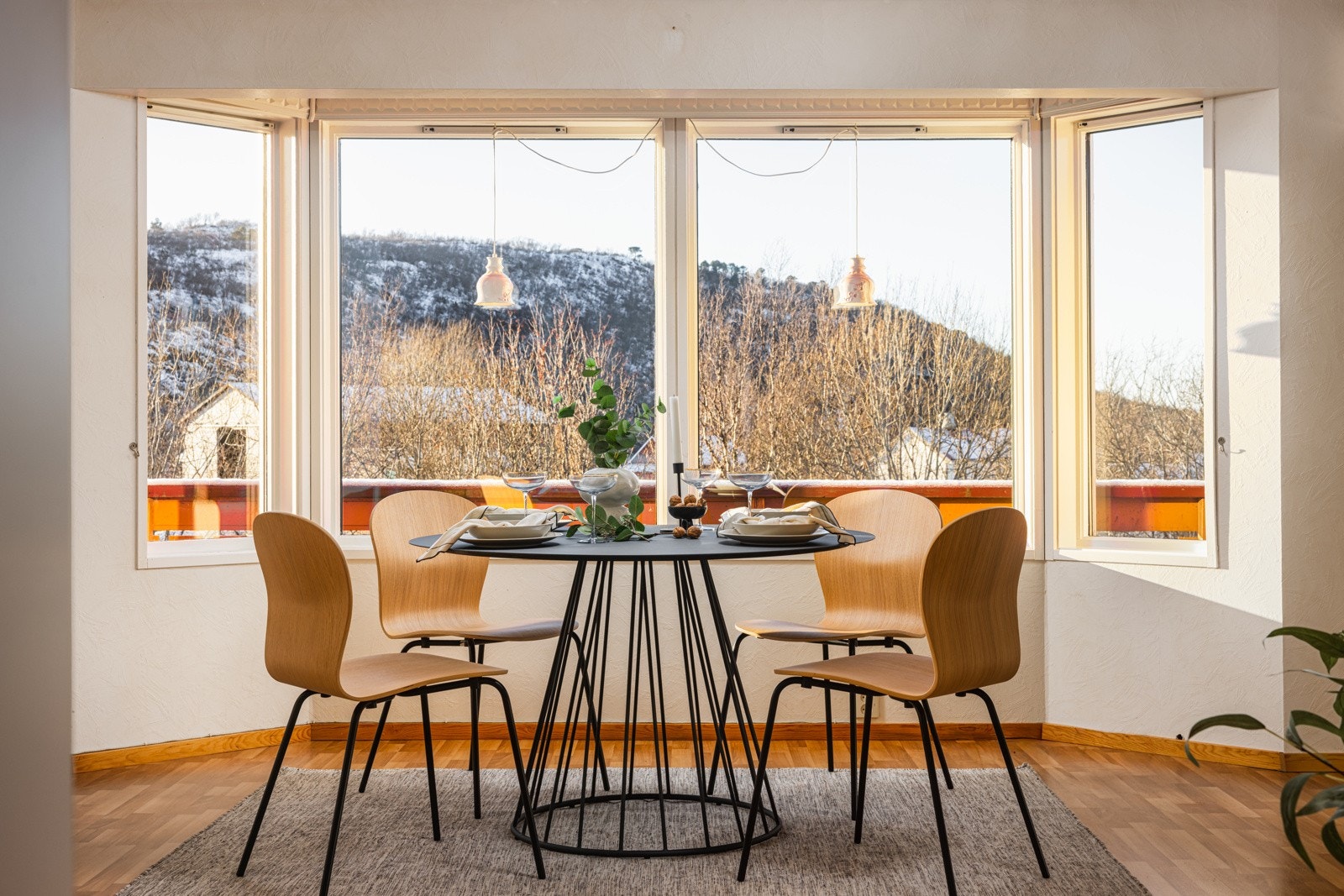 Boligens stue har lekre vindusflater mot en skjønn utsikt. Galleribilde