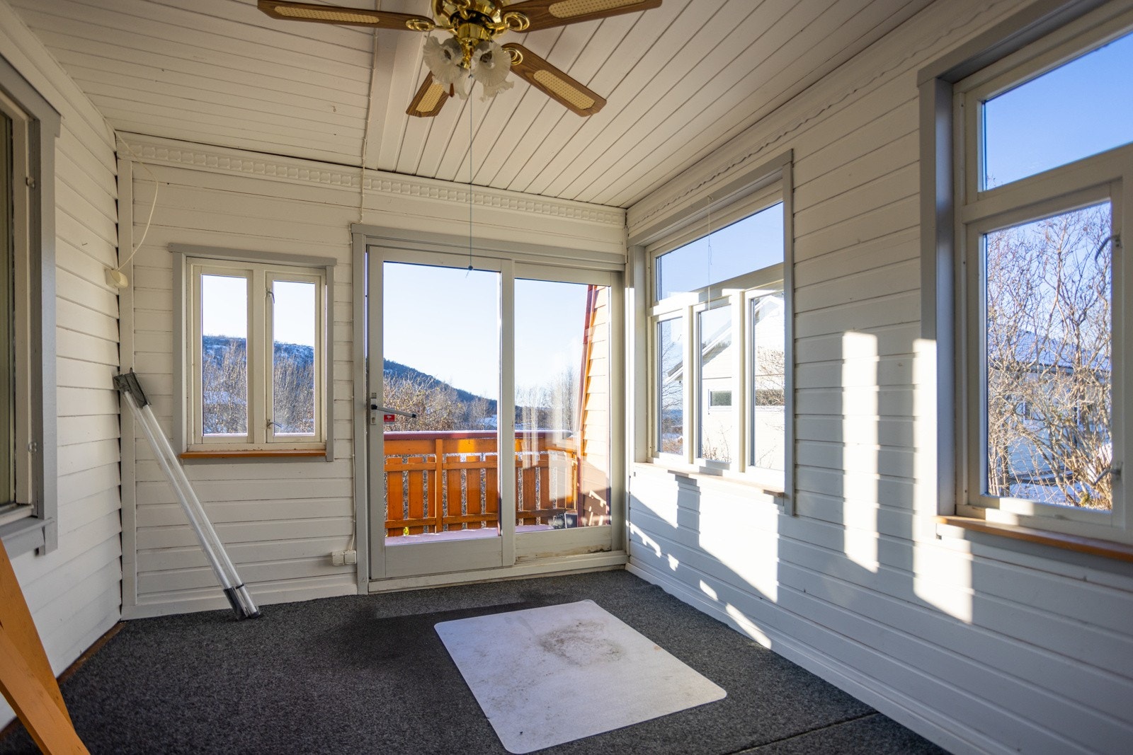 Fra stuen har du adgang til en innglassert balkong. Galleribilde