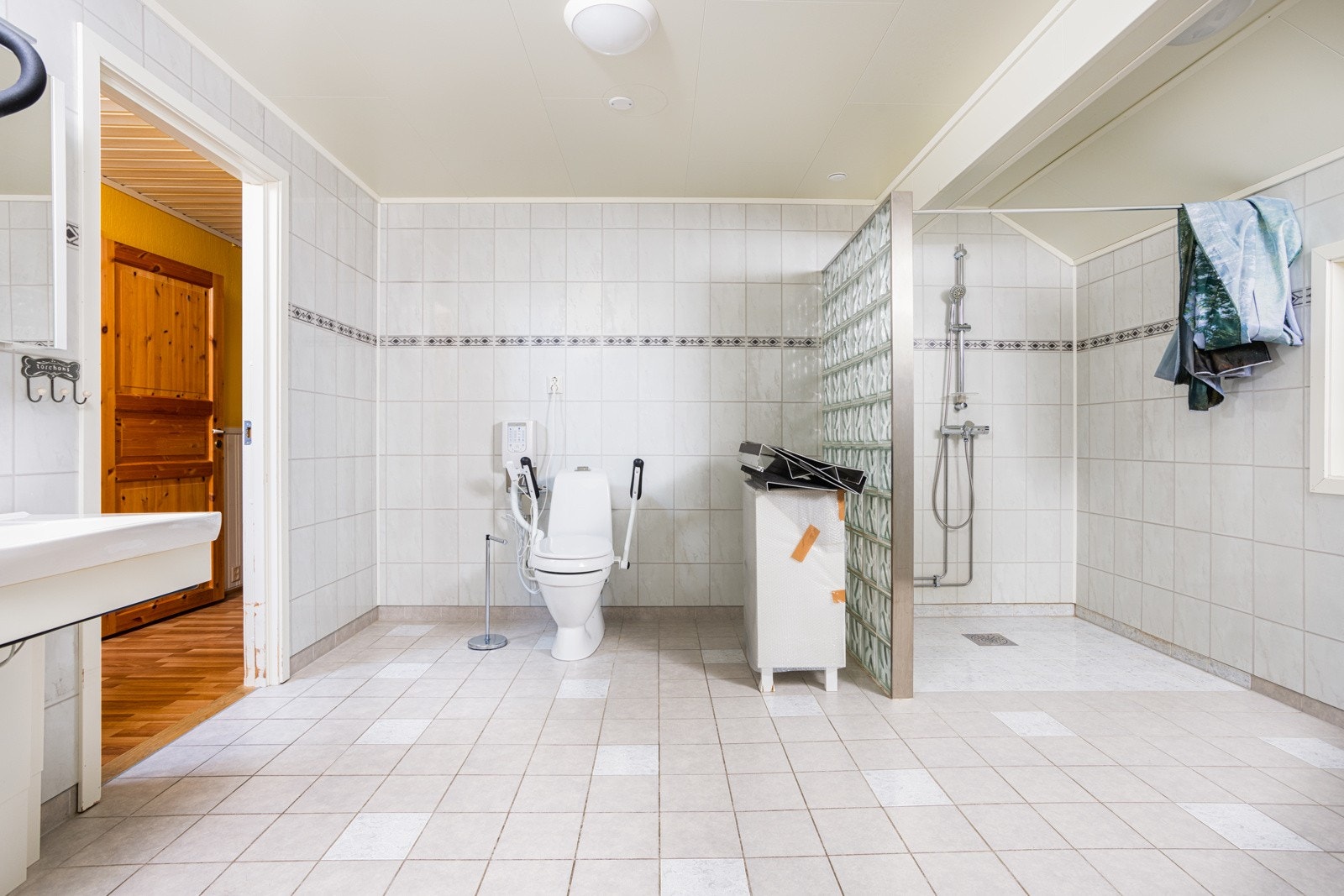 Fliser på gulv og baderomsplater på vegger. Galleribilde