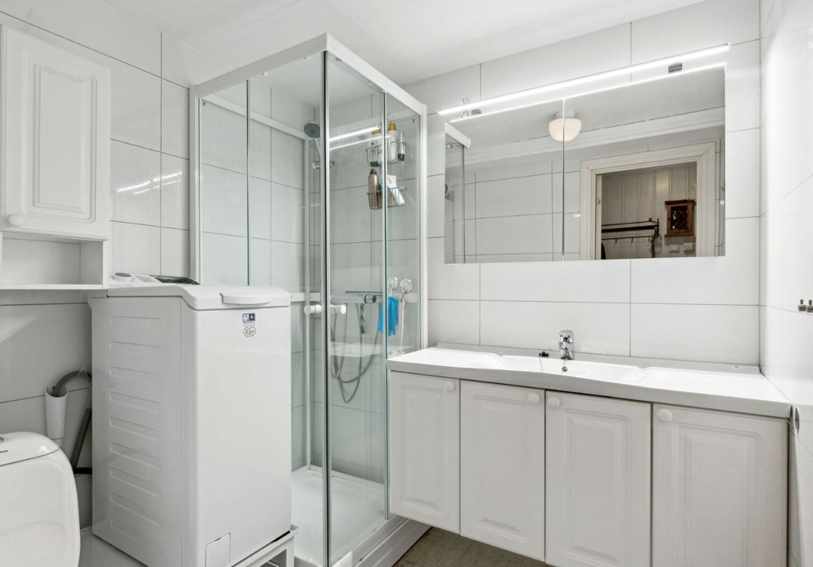 Badet ble renovert i 2020 av fagfolk - opplegg til vaskemaskin Galleribilde