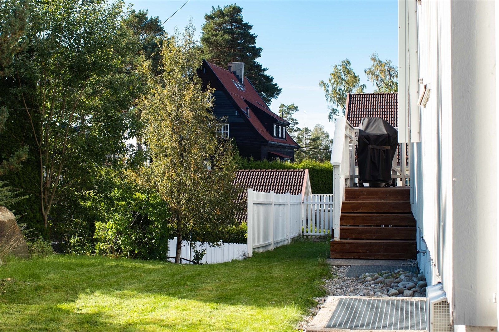 Sydsiden mot platting og trapp til veranda Galleribilde