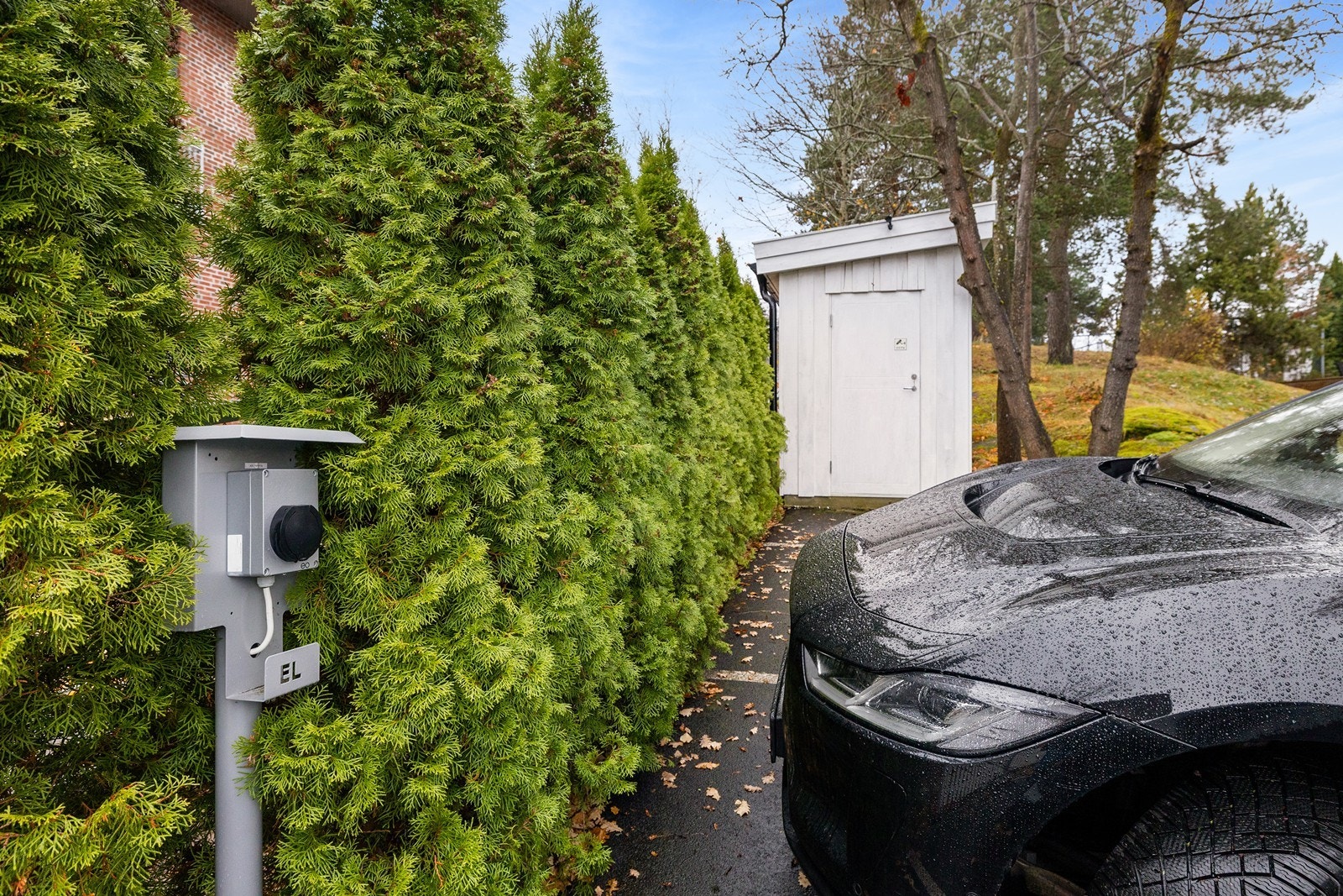 Egen p-plass utstyrt med el-bil lader rett ved boden. Sameiet har 1 plass for gjesteparkering Galleribilde