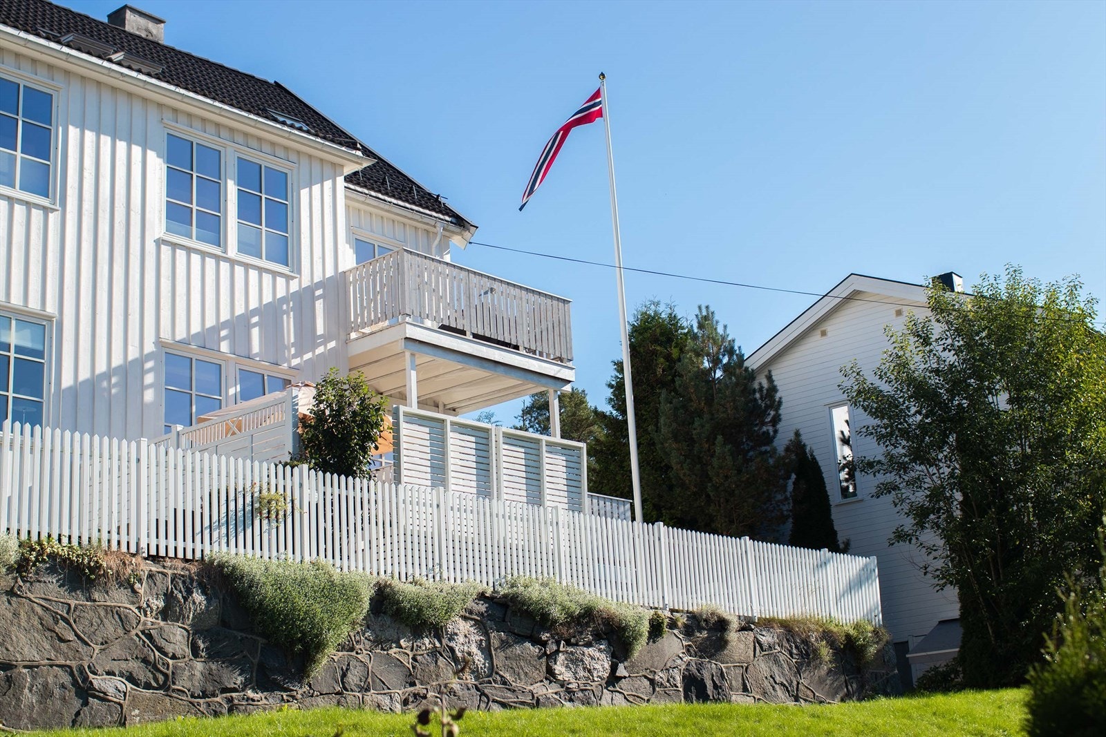 Bygget ligger vestvendt på en høyde som gir sol hele dagen, samt sen kveldssol. Galleribilde