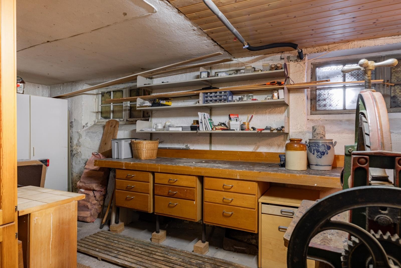 Det er rikelig med lagringsplass i stor kjellerbod med verksted med flott arbeidsbenk (medfølger). Galleribilde