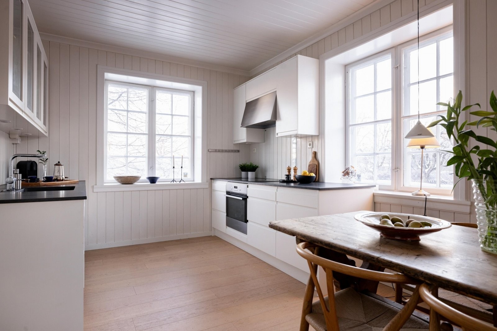 Electrolux komfyr, induksjonstopp 80 cm AEG - Liebherr kjøleskuff og oppvaskmaskin er integrert i innredningen. Ventilator med avtrekk gjennom yttervegg. Galleribilde