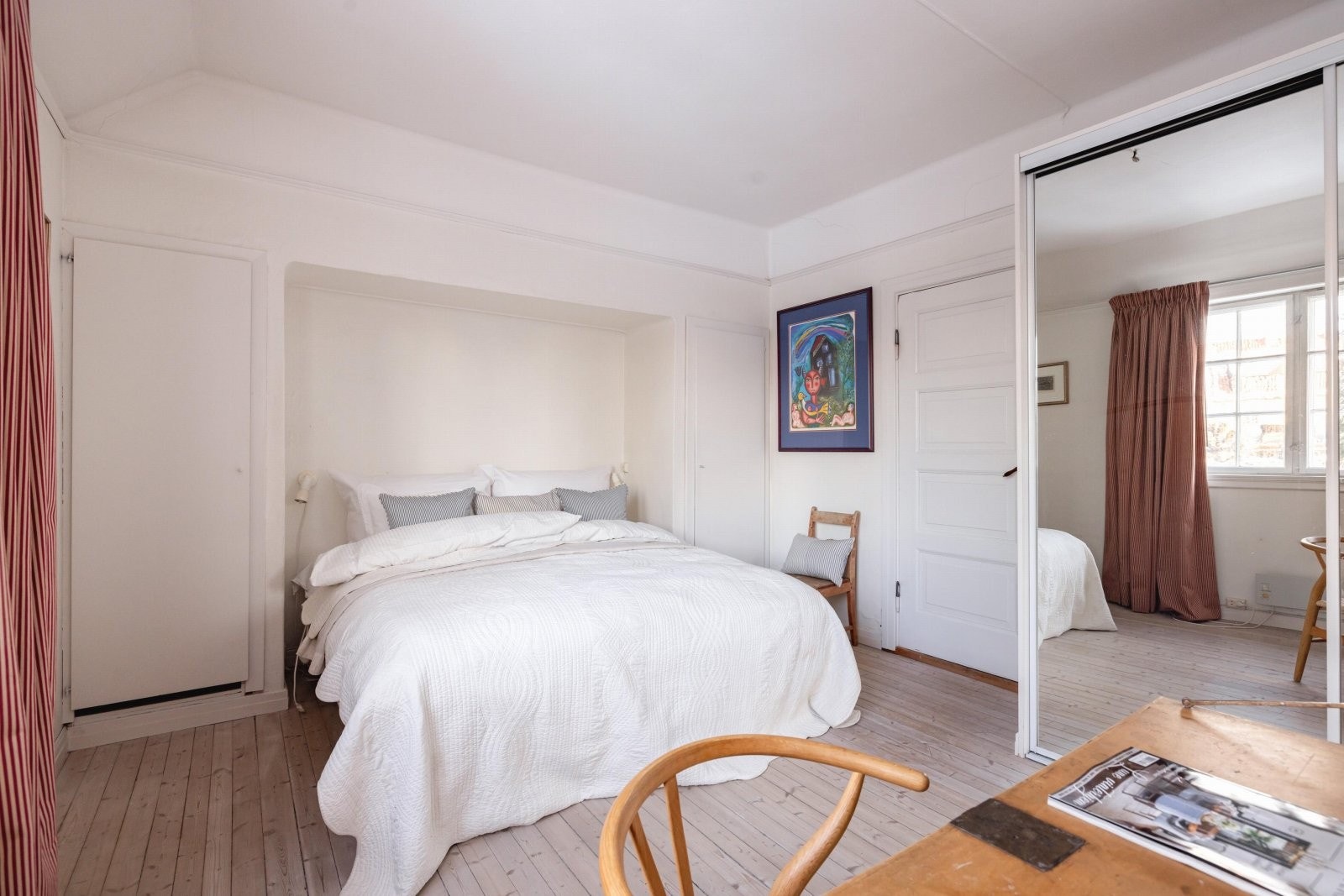 Hovedsoverommet har god plass til dobbeltseng. Det er plassbygget garderobeskap med glatte fronter og skyvedørsgarderobe med speilfronter. Galleribilde