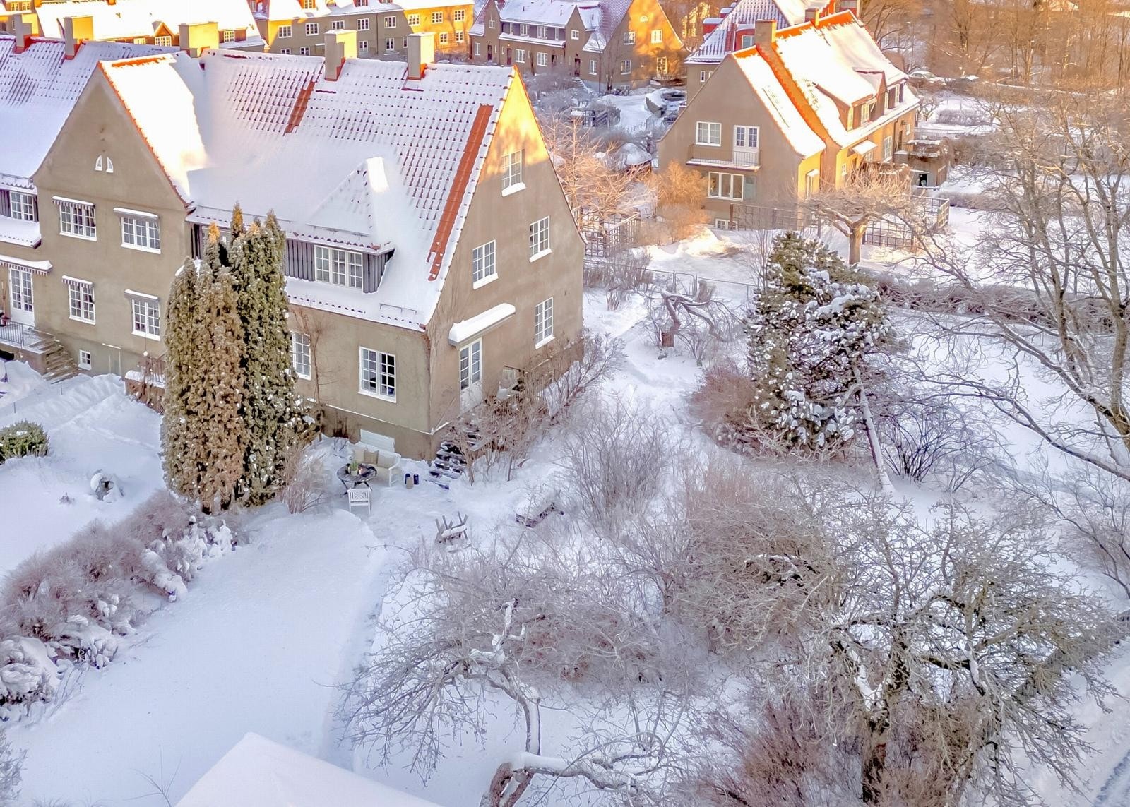Praktfullt beliggende enderekkehus i Ullevål Hageby med stor, idyllisk hage på 3 sider av huset. Galleribilde