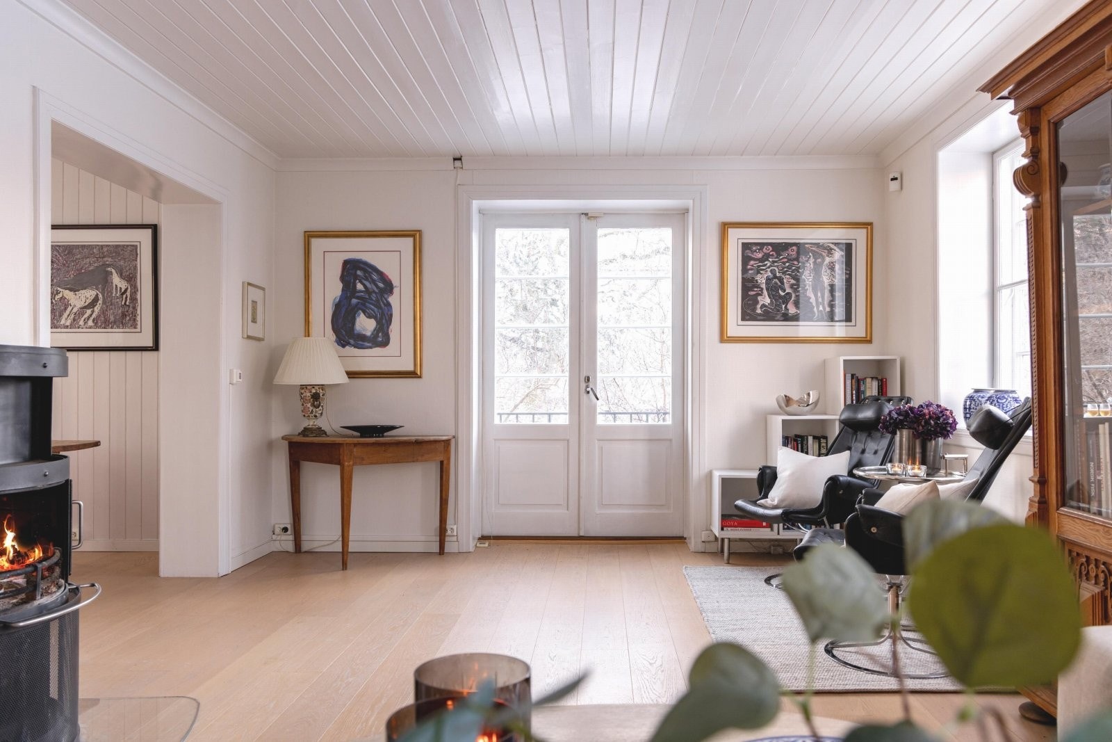 Direkte utgang til terrasse og hage fra stuen via doble terrassedører. Enstavs eikeparkett med varme i gulvet i hele 1 etasje. Galleribilde