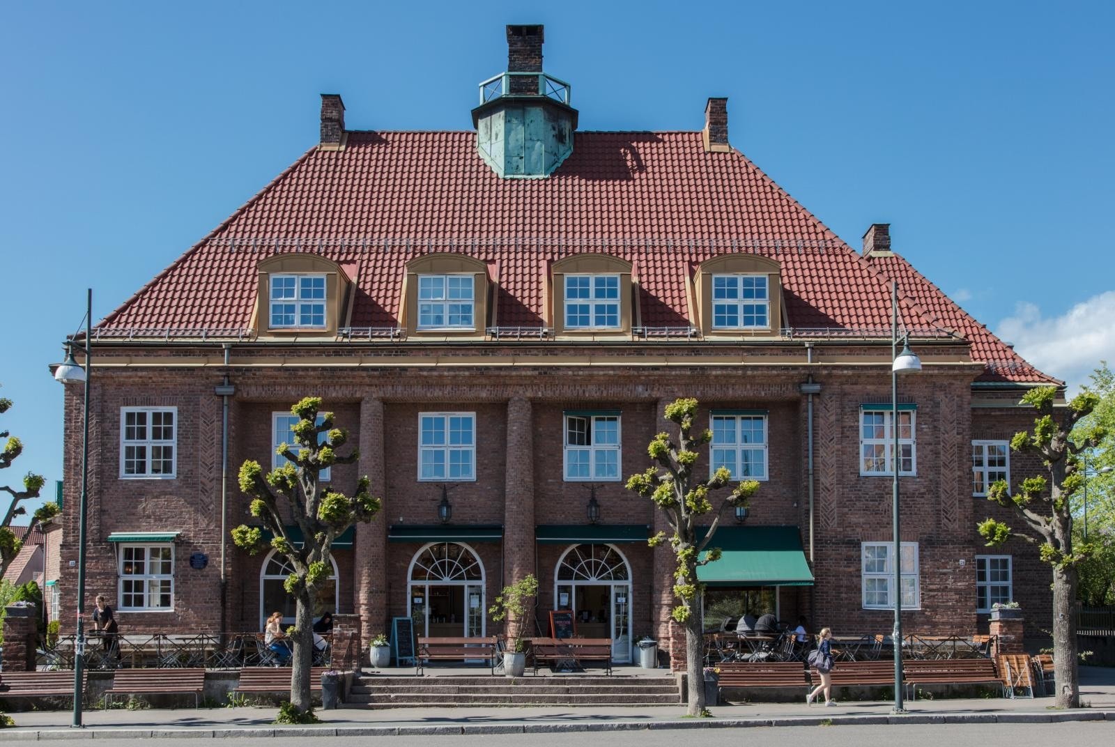Herfra er det kort vei til idylliske Damplassen med fontene, blomsterbutikk, klesbutikk, pizzarestaurant, delikatessebutikk/dagligvare og Åpent Bakeri med nydelige bakervarer og smakfull kaffe. Galleribilde