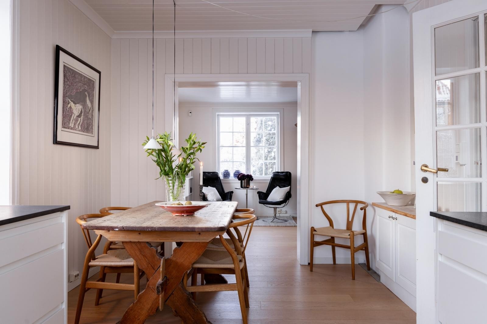 Det er god plass til langbord på kjøkkenet - et hyggelig og naturlig samlingspunkt både i hverdagen og ved festligere anledninger. Galleribilde