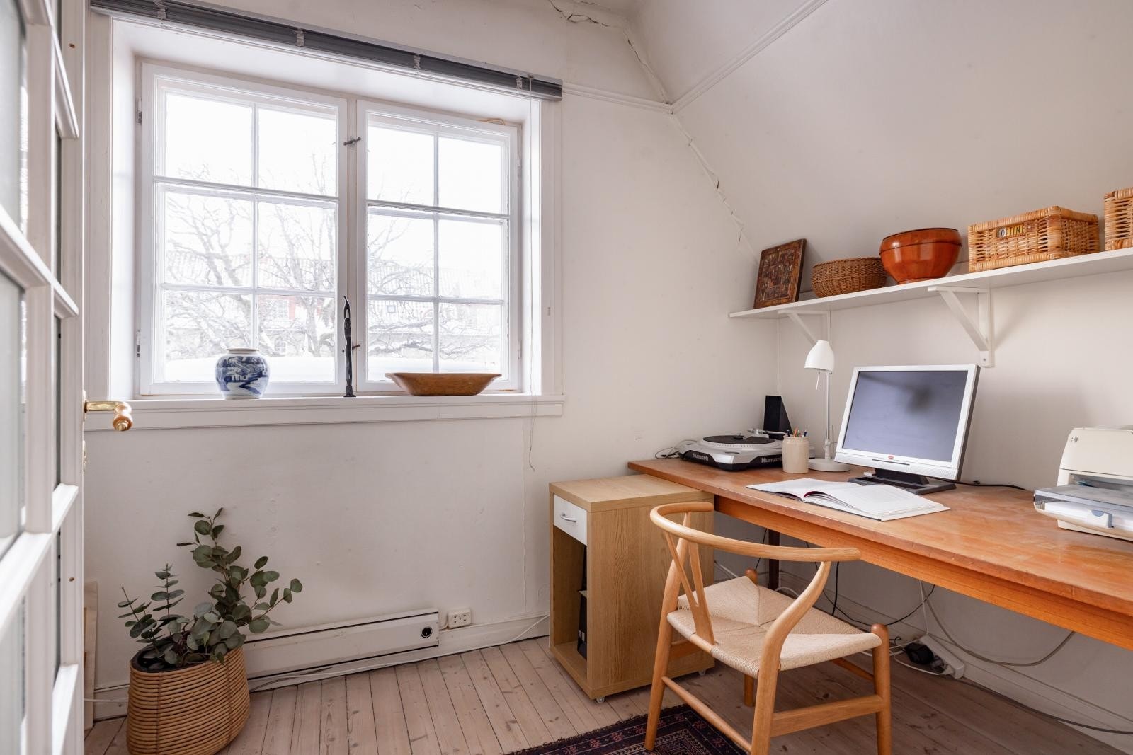 Det tredje soverommet er ett mindre barnerom, brukt som kontor med adkomst via hoved soverommet. Galleribilde