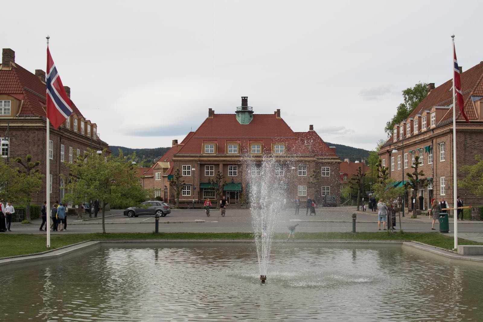 Beliggenheten rett ved Damplassen gir umiddelbar nærhet til blant annet nabolagskafé og bakeri, fontene med hyggelige sitteplasser og grøntareal i Harald Hals' park med tennisbane. Galleribilde