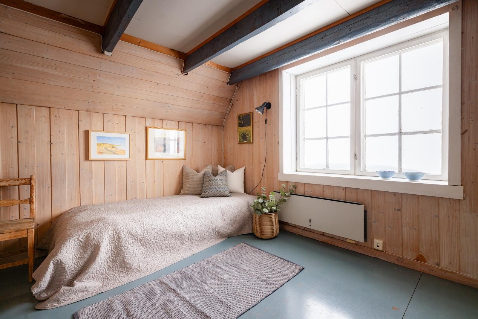 Innredet rom på loft som er godkjent som lagringsloft. Brukes rommet til noe annet må det søkes til både borettslaget og PBE. Det store vinduet er godkjent. Galleribilde