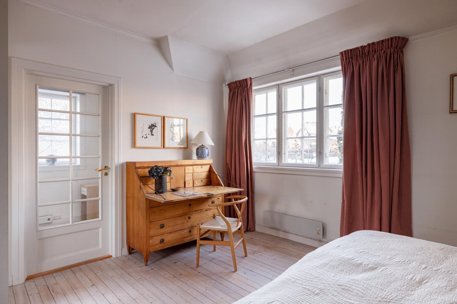 Hovedsoverommet er av god størrelse med store vindusflater og utsyn til den vestvendte hagen og grønne omgivelser. Galleribilde