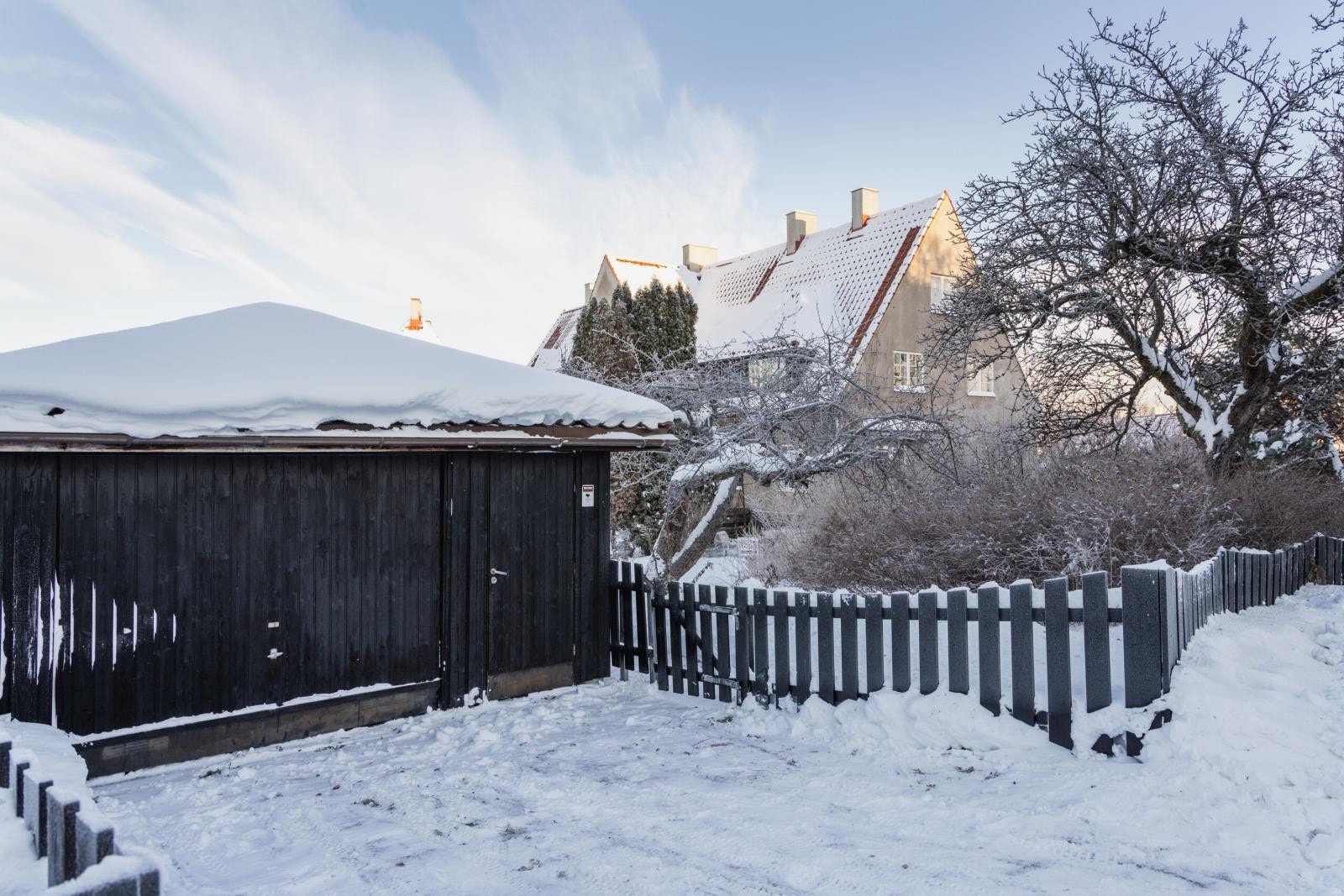 Egen garasje med ekstra lagringsplass fra 1990, bygget på del av egen hageparsell. Automatisk port og elbil lader. Galleribilde