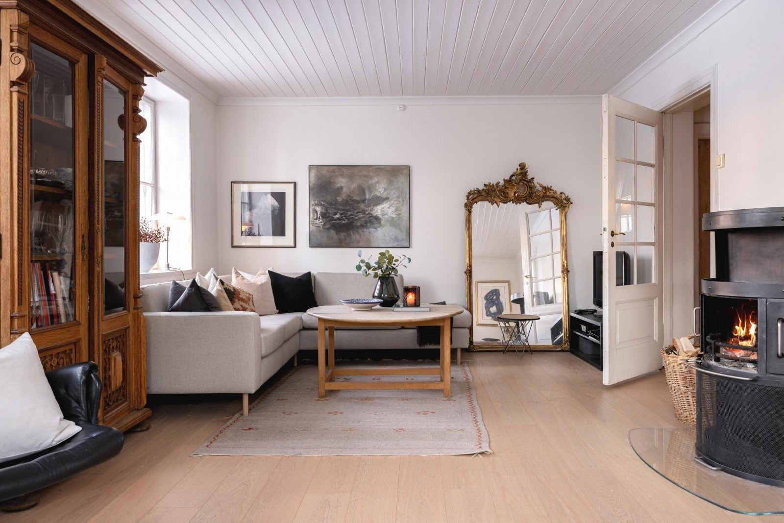 Lys og flott stue med Dansk designpeis fra Rais (kjent som arkitektens favoritt) som både varmer godt på kaldere dager, og gir stemning til rommet. Galleribilde